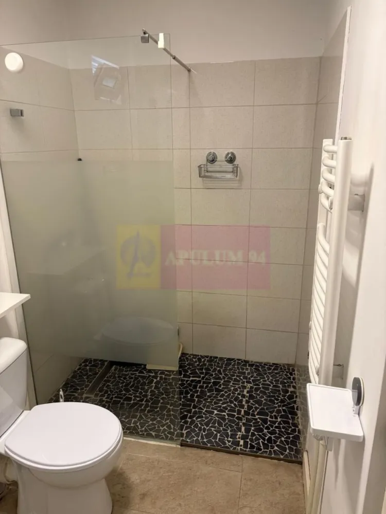 Casa 1 camera 33mp curte 50mp zona Metrou Tineretului - Vă propunem spre vanzare casa cu o camera, situata într-o zonă deosebit de atractivă, la cateva minute de stația de Metrou Tineretului, de Parcurile Tineretului si Carol.
Este libera gata de mutare, mobilata, cu curte 50mp (exista drum de servitute) momentan inchiriata (100ron/ luna) de la AFI Sector 4 cu posibilitate obtinere titlu de proprietate. Parter in imobil doar cu parter incadrat risc seismic clasa urgenta 3 - an constructie 1930. Centrala proprie pe gaz, aer conditionat, geamuri termopan, termoizolata exterior, usa metalica.
Avantajele zonei:
Acces excelent la transportul public: Stația de metrou se află la cateva minute de mers pe jos, asigurând legături rapide cu toate zonele importante din București
Parcului Tineretului si Parcul Carol: vă puteți bucura de activități recreative în aer liber, spații de joacă pentru copii, piste de alergare și zone de relaxare
Infrastructură educațională și medicală excelentă: scoli, grădinițe, și clinici medicale în apropiere, oferindu-vă liniștea necesară pentru familia dumneavoastră
În vecinătate se află biserica, Piata Norilor, supermarketuri, restaurante, cafenele și centre de fitness, oferindu-vă toate facilitățile la îndemână.
Cartier sigur și bine întreținut, cu acces rapid la centrele de interes urban, dar și liniște și siguranță.
O oportunitate excelentă pentru cei care doresc un stil de viață activ, dar și liniștit, în mijlocul unui cartier verde și bine conectat.
Proprietatea este disponibila imediat.
Comision agentie 3% + tva din pretul de vanzare.
Pentru mai multe detalii sau pentru a programa o vizionare, nu ezitați să ne contactați – Cristi/ Apulum 94/ Tel. Mobil: (004) 0733683462 !