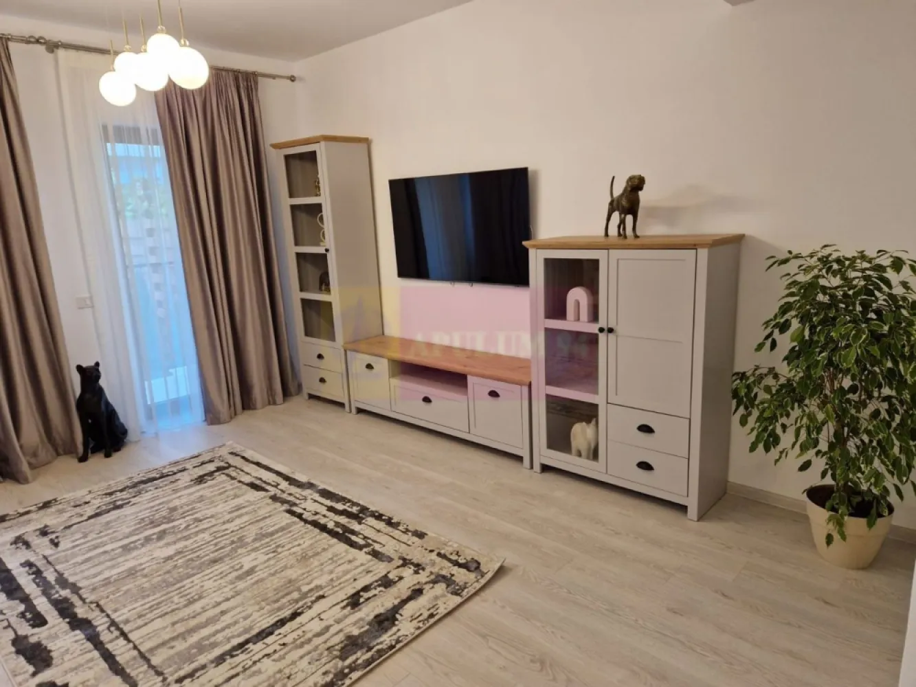 Vila cu curte individuala, zona centrala Popești-Leordeni - Vă propunem spre vanzare vilă P+1+M decomandata 5 camere - în zona centrala Popești-Leordeni 150mp utili, cu o deschidere stradala generoasa de ~10 ml, 3 locuri de parcare, situată intr-un ansamblu rezidențial nou cu acces securizat, teren aferent: 140 mp, din care 70 mp curte liberă Compartimentare eficientă: Parter: hol, living cu ieșire în curte, bucătărie închisă, baie; Etaj 1: 2 dormitoare, fiecare cu baie proprie mobilate modern si cu balcoane proprii; Etaj 2 (mansardă): 2 dormitoare (unul cu baie proprie) si debara mobilate modern. Proprietatea se vinde cum este prezentata în poze, complet utilata si mobilată TOTUL NOU-POZE REALE!. Fiecare camera are aer condiționat Gree, televizoare Samsung; mobila, decorațiunile, corpurile de iluminat, etc sunt achiziționate de la Mobexpert (~30.000 euro). Caracteristici: Televizoare led si ultra moderne (Netflix,YouTube); Mobila de calitate; Finisaje premium; Centrală termică în condensatie; Ferestre PVC cu geam Tripan. Se acceptă orice modalitate de plată: credit/ cash.
Această proprietate este ideală pentru o familie care își dorește să locuiască într-un mediu urban, dar să beneficieze de intimitate și confort. Curtea poate fi amenajată cu loc pentru grătar, posibilitate de amenajare grădină sau terasă.
Avantajele zonei:
Acces rapid către metrou Berceni si Leonida si la mijloacele de transport în comun facilitând deplasarea rapidă către centrul Bucureștiului.
Proximitate față de diverse magazine, farmacii și restaurante - la doar câteva minute de mers pe jos sau cu mașina.
Școli și grădinițe de calitate în imediata apropiere, ceea ce face zona ideală pentru familiile cu copii.
Parcuri și spații verzi – zonă ideală pentru relaxare și activități recreative, la câteva minute de mers de parcurile locale.
Infrastructură modernă – străzi asfaltate, iluminat public și acces rapid la toate facilitățile urbane.
Zonă în dezvoltare – Popești-Leordeni este una dintre cele mai căutate zone rezidențiale din proximitatea Bucureștiului, beneficiind de un ritm rapid de creștere și dezvoltare, ceea ce poate transforma această investiție într-o oportunitate excelentă pe termen lung.
Proprietatea este disponibila imediat.
Comision agentie 3% + tva din pretul de vanzare.
Pentru mai multe detalii sau pentru a programa o vizionare, nu ezitați să ne contactați – Cristi/ Apulum 94/ Tel. Mobil: (004) 0733683462 !