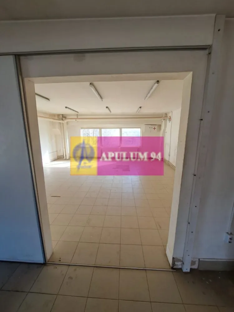 Spațiu comercial [birou sau hala] 150mp, zona Basarabia-Republica-Faur - Vă oferim spre închiriere un spațiu comercial de tip HALA sau BIROURI, etaj 1, ideal pentru orice tip de activitate comercială, situat într-o zonă strategică, zona Basarabia-Republica-Faur.
Caracteristici spațiu:
Suprafață utilă generoasă, ce poate fi adaptată în funcție de nevoile afacerii dvs.
Luminos și bine compartimentat, oferind flexibilitate maximă în amenajarea interioară. Acces la stradă cu trafic rutier intens, asigurând expunere constantă. Utilitati: apa, canalizare, curent trifazic, lift.

Avantaje și facilități ale zonei:
Proximitate față de Metrou Republica, ceea ce face locația ușor accesibilă pentru angajați și clienți.
Dezvoltare urbană dinamică în zona cu multiple proiecte rezidențiale și mai ales comerciale, ceea ce atrage un număr mare de potențiali clienți.
Locuri de parcare disponibile în apropiere, atât pentru clienți, cât și pentru angajați.

Aceasta locatie este alegerea perfectă pentru orice afacere care dorește să profite de avantajele unei zone bine conectate, într-o zonă aflată în plină dezvoltare.
Proprietatea este disponibila imediat.
Comision agentie 50% + tva din prima chirie. 
Pentru mai multe detalii sau pentru a programa o vizionare, nu ezitați să ne contactați – Cristi/ Apulum 94/ Tel. Mobil: (004) 0733683462 !