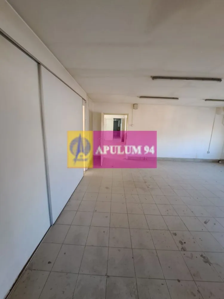 Spațiu comercial [birou sau hala] 150mp, zona Basarabia-Republica-Faur - Vă oferim spre închiriere un spațiu comercial de tip HALA sau BIROURI, etaj 1, ideal pentru orice tip de activitate comercială, situat într-o zonă strategică, zona Basarabia-Republica-Faur.
Caracteristici spațiu:
Suprafață utilă generoasă, ce poate fi adaptată în funcție de nevoile afacerii dvs.
Luminos și bine compartimentat, oferind flexibilitate maximă în amenajarea interioară. Acces la stradă cu trafic rutier intens, asigurând expunere constantă. Utilitati: apa, canalizare, curent trifazic, lift.

Avantaje și facilități ale zonei:
Proximitate față de Metrou Republica, ceea ce face locația ușor accesibilă pentru angajați și clienți.
Dezvoltare urbană dinamică în zona cu multiple proiecte rezidențiale și mai ales comerciale, ceea ce atrage un număr mare de potențiali clienți.
Locuri de parcare disponibile în apropiere, atât pentru clienți, cât și pentru angajați.

Aceasta locatie este alegerea perfectă pentru orice afacere care dorește să profite de avantajele unei zone bine conectate, într-o zonă aflată în plină dezvoltare.
Proprietatea este disponibila imediat.
Comision agentie 50% + tva din prima chirie. 
Pentru mai multe detalii sau pentru a programa o vizionare, nu ezitați să ne contactați – Cristi/ Apulum 94/ Tel. Mobil: (004) 0733683462 !
