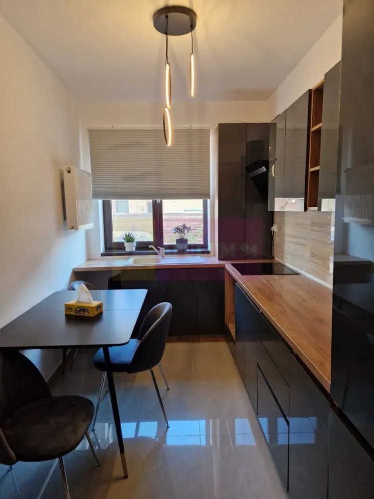 Vila cu curte individuala, zona centrala Popești-Leordeni - Vă propunem spre vanzare vilă P+1+M decomandata 5 camere - în zona centrala Popești-Leordeni 150mp utili, cu o deschidere stradala generoasa de ~10 ml, 3 locuri de parcare, situată intr-un ansamblu rezidențial nou cu acces securizat, teren aferent: 140 mp, din care 70 mp curte liberă Compartimentare eficientă: Parter: hol, living cu ieșire în curte, bucătărie închisă, baie; Etaj 1: 2 dormitoare, fiecare cu baie proprie mobilate modern si cu balcoane proprii; Etaj 2 (mansardă): 2 dormitoare (unul cu baie proprie) si debara mobilate modern. Proprietatea se vinde cum este prezentata în poze, complet utilata si mobilată TOTUL NOU-POZE REALE!. Fiecare camera are aer condiționat Gree, televizoare Samsung; mobila, decorațiunile, corpurile de iluminat, etc sunt achiziționate de la Mobexpert (~30.000 euro). Caracteristici: Televizoare led si ultra moderne (Netflix,YouTube); Mobila de calitate; Finisaje premium; Centrală termică în condensatie; Ferestre PVC cu geam Tripan. Se acceptă orice modalitate de plată: credit/ cash.
Această proprietate este ideală pentru o familie care își dorește să locuiască într-un mediu urban, dar să beneficieze de intimitate și confort. Curtea poate fi amenajată cu loc pentru grătar, posibilitate de amenajare grădină sau terasă.
Avantajele zonei:
Acces rapid către metrou Berceni si Leonida si la mijloacele de transport în comun facilitând deplasarea rapidă către centrul Bucureștiului.
Proximitate față de diverse magazine, farmacii și restaurante - la doar câteva minute de mers pe jos sau cu mașina.
Școli și grădinițe de calitate în imediata apropiere, ceea ce face zona ideală pentru familiile cu copii.
Parcuri și spații verzi – zonă ideală pentru relaxare și activități recreative, la câteva minute de mers de parcurile locale.
Infrastructură modernă – străzi asfaltate, iluminat public și acces rapid la toate facilitățile urbane.
Zonă în dezvoltare – Popești-Leordeni este una dintre cele mai căutate zone rezidențiale din proximitatea Bucureștiului, beneficiind de un ritm rapid de creștere și dezvoltare, ceea ce poate transforma această investiție într-o oportunitate excelentă pe termen lung.
Proprietatea este disponibila imediat.
Comision agentie 3% + tva din pretul de vanzare.
Pentru mai multe detalii sau pentru a programa o vizionare, nu ezitați să ne contactați – Cristi/ Apulum 94/ Tel. Mobil: (004) 0733683462 !
