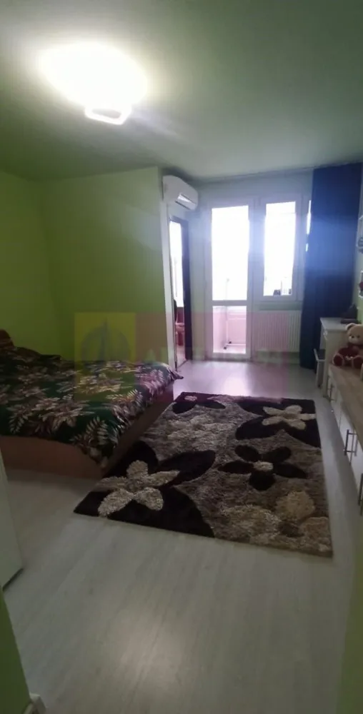 Garsoniera, 32mp, Metrou Aparatorii Patriei - Grand Arena - Vă propunem spre vanzare garsoniera, situata într-o zonă deosebit de atractivă, langa PASAJUL EUROPA UNITA.
Garsoniera este semidecomandata, etaj 8 din 9 intr-un bloc din 1970, scara curata, vedere pe spate, RENOVATA COMPLET recent. Certificat energetic clasa A. Balcon mare stil loja. Apometre, instalatii electrice noi, instalatii sanitare noi, izolatie termica, termopan, usa metalica.
Avantajele zonei: Proximitate față de Piața Straduintei: acces rapid la servicii medicale de calitate, la transport: Metrou Aparatorii Patriei, precum și multiple linii STB. Centre comerciale și piețe: Piața Sudului și Sun Plaza Shopping Center si Grand Arena în imediata apropiere, oferind acces la supermarketuri, restaurante, magazine și zone de recreere. Instituții educaționale: Școli și grădinițe bine cotate la mică distanță, facilitând accesul copiilor la educație de calitate. Parcuri și zone verzi: Parcul Tudor Arghezi, Parcul Tineretului și Oraselul Copiilor la o distanță scurtă, ideale pentru plimbări în aer liber și activități recreative.
Oportunitate excelentă pentru cei care doresc un stil de viață activ, dar și liniștit, în mijlocul unui cartier verde și bine conectat.
Proprietatea este disponibila imediat.
Comision agentie 3% + tva din pretul de vanzare.
Pentru mai multe detalii sau pentru a programa o vizionare, nu ezitați să ne contactați - Cristi/ Apulum 94/ Tel. Mobil: (004) 0733683462 !