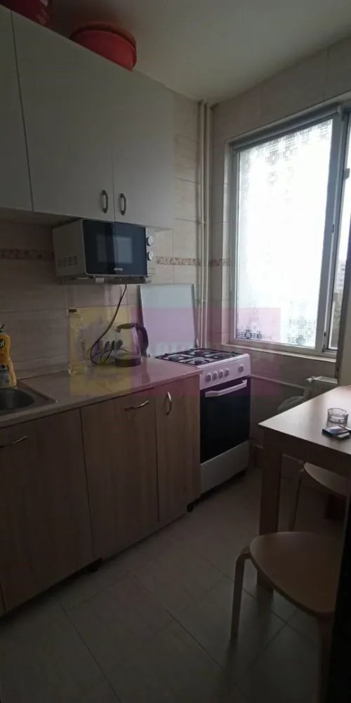 Garsoniera, 32mp, Metrou Aparatorii Patriei - Grand Arena - Vă propunem spre vanzare garsoniera, situata într-o zonă deosebit de atractivă, langa PASAJUL EUROPA UNITA.
Garsoniera este semidecomandata, etaj 8 din 9 intr-un bloc din 1970, scara curata, vedere pe spate, RENOVATA COMPLET recent. Certificat energetic clasa A. Balcon mare stil loja. Apometre, instalatii electrice noi, instalatii sanitare noi, izolatie termica, termopan, usa metalica.
Avantajele zonei: Proximitate față de Piața Straduintei: acces rapid la servicii medicale de calitate, la transport: Metrou Aparatorii Patriei, precum și multiple linii STB. Centre comerciale și piețe: Piața Sudului și Sun Plaza Shopping Center si Grand Arena în imediata apropiere, oferind acces la supermarketuri, restaurante, magazine și zone de recreere. Instituții educaționale: Școli și grădinițe bine cotate la mică distanță, facilitând accesul copiilor la educație de calitate. Parcuri și zone verzi: Parcul Tudor Arghezi, Parcul Tineretului și Oraselul Copiilor la o distanță scurtă, ideale pentru plimbări în aer liber și activități recreative.
Oportunitate excelentă pentru cei care doresc un stil de viață activ, dar și liniștit, în mijlocul unui cartier verde și bine conectat.
Proprietatea este disponibila imediat.
Comision agentie 3% + tva din pretul de vanzare.
Pentru mai multe detalii sau pentru a programa o vizionare, nu ezitați să ne contactați - Cristi/ Apulum 94/ Tel. Mobil: (004) 0733683462 !