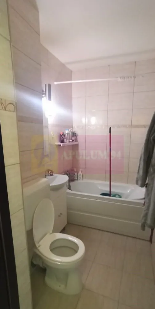 Garsoniera, 32mp, Metrou Aparatorii Patriei - Grand Arena - Vă propunem spre vanzare garsoniera, situata într-o zonă deosebit de atractivă, langa PASAJUL EUROPA UNITA.
Garsoniera este semidecomandata, etaj 8 din 9 intr-un bloc din 1970, scara curata, vedere pe spate, RENOVATA COMPLET recent. Certificat energetic clasa A. Balcon mare stil loja. Apometre, instalatii electrice noi, instalatii sanitare noi, izolatie termica, termopan, usa metalica.
Avantajele zonei: Proximitate față de Piața Straduintei: acces rapid la servicii medicale de calitate, la transport: Metrou Aparatorii Patriei, precum și multiple linii STB. Centre comerciale și piețe: Piața Sudului și Sun Plaza Shopping Center si Grand Arena în imediata apropiere, oferind acces la supermarketuri, restaurante, magazine și zone de recreere. Instituții educaționale: Școli și grădinițe bine cotate la mică distanță, facilitând accesul copiilor la educație de calitate. Parcuri și zone verzi: Parcul Tudor Arghezi, Parcul Tineretului și Oraselul Copiilor la o distanță scurtă, ideale pentru plimbări în aer liber și activități recreative.
Oportunitate excelentă pentru cei care doresc un stil de viață activ, dar și liniștit, în mijlocul unui cartier verde și bine conectat.
Proprietatea este disponibila imediat.
Comision agentie 3% + tva din pretul de vanzare.
Pentru mai multe detalii sau pentru a programa o vizionare, nu ezitați să ne contactați - Cristi/ Apulum 94/ Tel. Mobil: (004) 0733683462 !