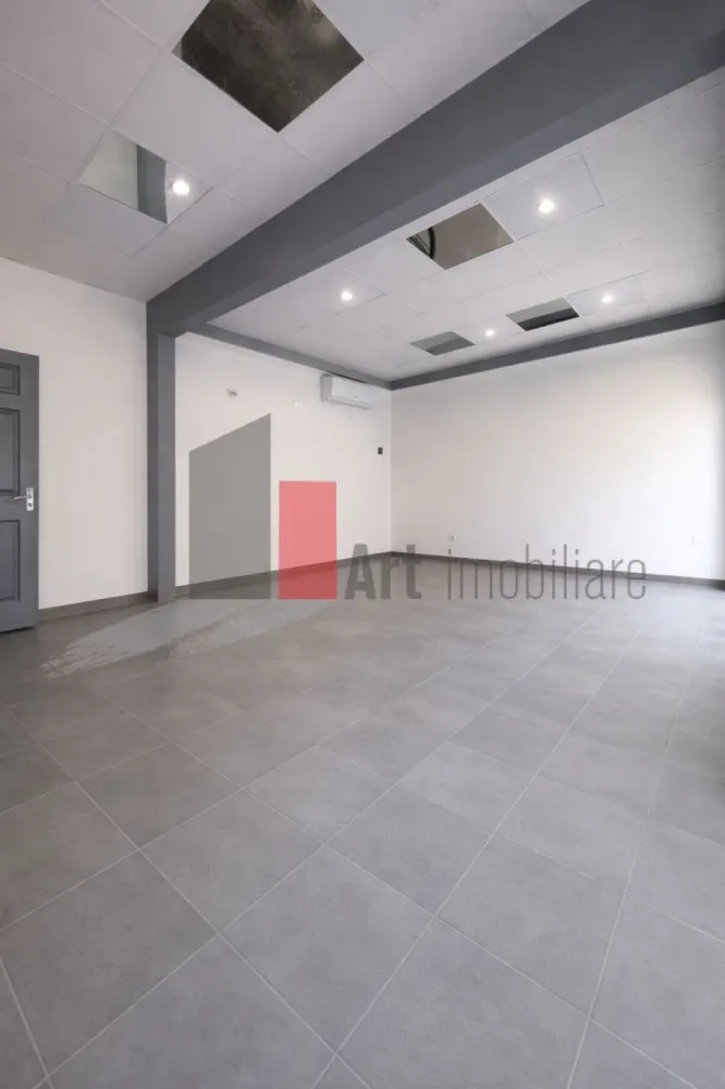 Spatiu Comercial de Inchiriat in Valea Oltului in cadrul unui complex comercial - Închiriere Spații Comerciale – Zona Valea Oltului | Complex Comercial | Vitrină

Se oferă spre închiriere patru spații comerciale situate într-un complex modern cu 20 de unități, poziționat strategic în zona Valea Oltului. Locația beneficiază de un vad comercial activ și de o vizibilitate excelentă, fiind ideală pentru retail sau servicii într-o zonă cu densitate rezidențială mare.

Complexul oferă un mediu de afaceri diversificat, asigurând un flux constant de clienți și o infrastructură modernă pentru desfășurarea activităților comerciale.

Detalii proprietate:

Suprafețe disponibile: trei spații de 20 mp și un spațiu de 40 mp

Unitățile sunt modulare, fiind separate prin pereți de rigips ce permit recompartimentarea ușoară

Flexibilitate la închiriere: spațiile se pot închiria individual, grupate câte 2, câte 3 sau toate cele 4 împreună

Spațiile se pot uni pentru a obține o suprafață totală adaptată nevoilor chiriașului

Vitrină generoasă la stradă: 5 metri liniari pentru fiecare spațiu de 20 mp și 10 metri liniari pentru spațiul de 40 mp

Unitatea de 40 mp este dotată cu grup sanitar propriu

Acces dublu: intrare principală direct din stradă și intrare secundară prin interiorul complexului

Posibilitate de amenajare terasă în față, pe trotuarul extins al complexului

Prețuri și condiții:

Chirie spațiu 20 mp: 500 Euro/lună

Chirie spațiu 40 mp: 1.000 Euro/lună

Disponibilitate imediată pentru contracte pe termen lung

Se percepe comision

Restricții activități (deja prezente în complex):

Nu se acceptă frizerie

Nu se acceptă cafenea

Nu se acceptă agenție de pariuri sportive

Avantaje și potențial comercial:

Flux pietonal intens asigurat de proximitatea zonelor rezidențiale dense din Valea Oltului

Vizibilitate maximă datorită tranzitului auto constant și vitrinelor largi

Poziționare strategică cu acces direct din trotuarul pietonal extins

Vad comercial deja format datorită celorlalte unități active din complex

Flexibilitate maximă în amenajare datorită structurii modulare și pereților de rigips

Terenul din fața spațiilor permite o expunere superioară și un acces facil pentru clienți

Zonă în continuă dezvoltare, ce garantează un aflux constant de noi clienți

Pentru mai multe detalii sau pentru programarea unei vizionări, vă stăm la dispoziție.