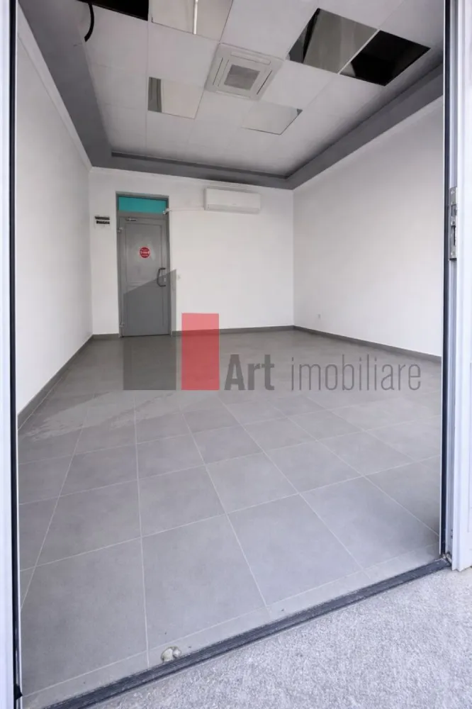 Spatiu Comercial de Inchiriat in Valea Oltului in cadrul unui complex comercial - Închiriere Spații Comerciale – Zona Valea Oltului | Complex Comercial | Vitrină

Se oferă spre închiriere patru spații comerciale situate într-un complex modern cu 20 de unități, poziționat strategic în zona Valea Oltului. Locația beneficiază de un vad comercial activ și de o vizibilitate excelentă, fiind ideală pentru retail sau servicii într-o zonă cu densitate rezidențială mare.

Complexul oferă un mediu de afaceri diversificat, asigurând un flux constant de clienți și o infrastructură modernă pentru desfășurarea activităților comerciale.

Detalii proprietate:

Suprafețe disponibile: trei spații de 20 mp și un spațiu de 40 mp

Unitățile sunt modulare, fiind separate prin pereți de rigips ce permit recompartimentarea ușoară

Flexibilitate la închiriere: spațiile se pot închiria individual, grupate câte 2, câte 3 sau toate cele 4 împreună

Spațiile se pot uni pentru a obține o suprafață totală adaptată nevoilor chiriașului

Vitrină generoasă la stradă: 5 metri liniari pentru fiecare spațiu de 20 mp și 10 metri liniari pentru spațiul de 40 mp

Unitatea de 40 mp este dotată cu grup sanitar propriu

Acces dublu: intrare principală direct din stradă și intrare secundară prin interiorul complexului

Posibilitate de amenajare terasă în față, pe trotuarul extins al complexului

Prețuri și condiții:

Chirie spațiu 20 mp: 500 Euro/lună

Chirie spațiu 40 mp: 1.000 Euro/lună

Disponibilitate imediată pentru contracte pe termen lung

Se percepe comision

Restricții activități (deja prezente în complex):

Nu se acceptă frizerie

Nu se acceptă cafenea

Nu se acceptă agenție de pariuri sportive

Avantaje și potențial comercial:

Flux pietonal intens asigurat de proximitatea zonelor rezidențiale dense din Valea Oltului

Vizibilitate maximă datorită tranzitului auto constant și vitrinelor largi

Poziționare strategică cu acces direct din trotuarul pietonal extins

Vad comercial deja format datorită celorlalte unități active din complex

Flexibilitate maximă în amenajare datorită structurii modulare și pereților de rigips

Terenul din fața spațiilor permite o expunere superioară și un acces facil pentru clienți

Zonă în continuă dezvoltare, ce garantează un aflux constant de noi clienți

Pentru mai multe detalii sau pentru programarea unei vizionări, vă stăm la dispoziție.