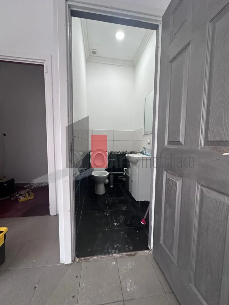 Spatiu Comercial de Inchiriat in Valea Oltului in cadrul unui complex comercial - Închiriere Spații Comerciale – Zona Valea Oltului | Complex Comercial | Vitrină

Se oferă spre închiriere patru spații comerciale situate într-un complex modern cu 20 de unități, poziționat strategic în zona Valea Oltului. Locația beneficiază de un vad comercial activ și de o vizibilitate excelentă, fiind ideală pentru retail sau servicii într-o zonă cu densitate rezidențială mare.

Complexul oferă un mediu de afaceri diversificat, asigurând un flux constant de clienți și o infrastructură modernă pentru desfășurarea activităților comerciale.

Detalii proprietate:

Suprafețe disponibile: trei spații de 20 mp și un spațiu de 40 mp

Unitățile sunt modulare, fiind separate prin pereți de rigips ce permit recompartimentarea ușoară

Flexibilitate la închiriere: spațiile se pot închiria individual, grupate câte 2, câte 3 sau toate cele 4 împreună

Spațiile se pot uni pentru a obține o suprafață totală adaptată nevoilor chiriașului

Vitrină generoasă la stradă: 5 metri liniari pentru fiecare spațiu de 20 mp și 10 metri liniari pentru spațiul de 40 mp

Unitatea de 40 mp este dotată cu grup sanitar propriu

Acces dublu: intrare principală direct din stradă și intrare secundară prin interiorul complexului

Posibilitate de amenajare terasă în față, pe trotuarul extins al complexului

Prețuri și condiții:

Chirie spațiu 20 mp: 500 Euro/lună

Chirie spațiu 40 mp: 1.000 Euro/lună

Disponibilitate imediată pentru contracte pe termen lung

Se percepe comision

Restricții activități (deja prezente în complex):

Nu se acceptă frizerie

Nu se acceptă cafenea

Nu se acceptă agenție de pariuri sportive

Avantaje și potențial comercial:

Flux pietonal intens asigurat de proximitatea zonelor rezidențiale dense din Valea Oltului

Vizibilitate maximă datorită tranzitului auto constant și vitrinelor largi

Poziționare strategică cu acces direct din trotuarul pietonal extins

Vad comercial deja format datorită celorlalte unități active din complex

Flexibilitate maximă în amenajare datorită structurii modulare și pereților de rigips

Terenul din fața spațiilor permite o expunere superioară și un acces facil pentru clienți

Zonă în continuă dezvoltare, ce garantează un aflux constant de noi clienți

Pentru mai multe detalii sau pentru programarea unei vizionări, vă stăm la dispoziție.