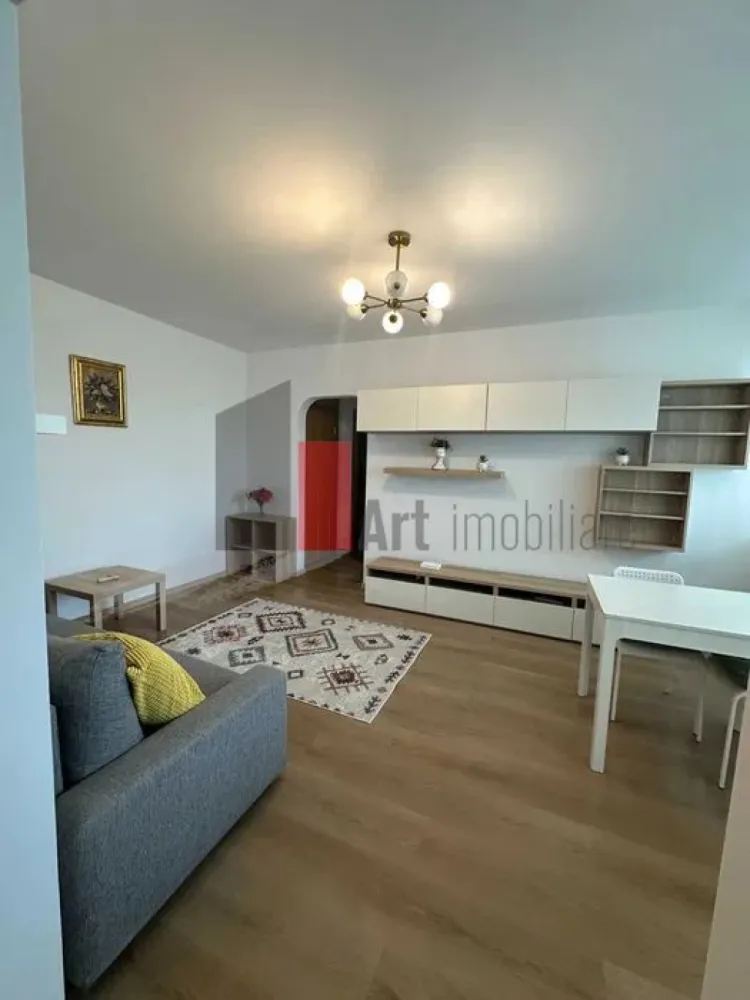 Apartament de inchiriat (pet friendly) cu 2 camere in zona Milahache/Chibrit - Apartament de închiriat în zona Mihalache, potrivit pentru persoane care își doresc un spațiu bine întreținut, amplasat într-o zonă echilibrată din punct de vedere urban, cu acces facil către puncte de interes și mijloace de transport. Proprietatea se remarcă printr-o compartimentare practică și prin faptul că a fost recent renovată, oferind un ambient curat și confortabil pentru viitorii chiriași.

Apartament 2 camere semidecomandat

Proaspăt renovat

Aproximativ 12 minute de mers pe jos până la metrou 1 Mai / Chibrit

Etaj 6 din 7, bloc cu lift

Confort 1

Complet mobilat și utilat

Bucătărie închisă

Balcon închis

Aer condiționat

Încălzire prin termoficare

Zonă liniștită, curată și verde

Locuri de parcare la liber în zonă

Pet friendly – se acceptă pisici

Condiții de închiriere: o lună chirie + o lună garanție.

Apartamentul este o alegere potrivită pentru cei care caută un echilibru între accesibilitate, liniște și funcționalitate, fiind amplasat într-o zonă bine cotată a orașului. Pentru informații suplimentare sau stabilirea unei vizionări, se poate transmite un mesaj în privat.