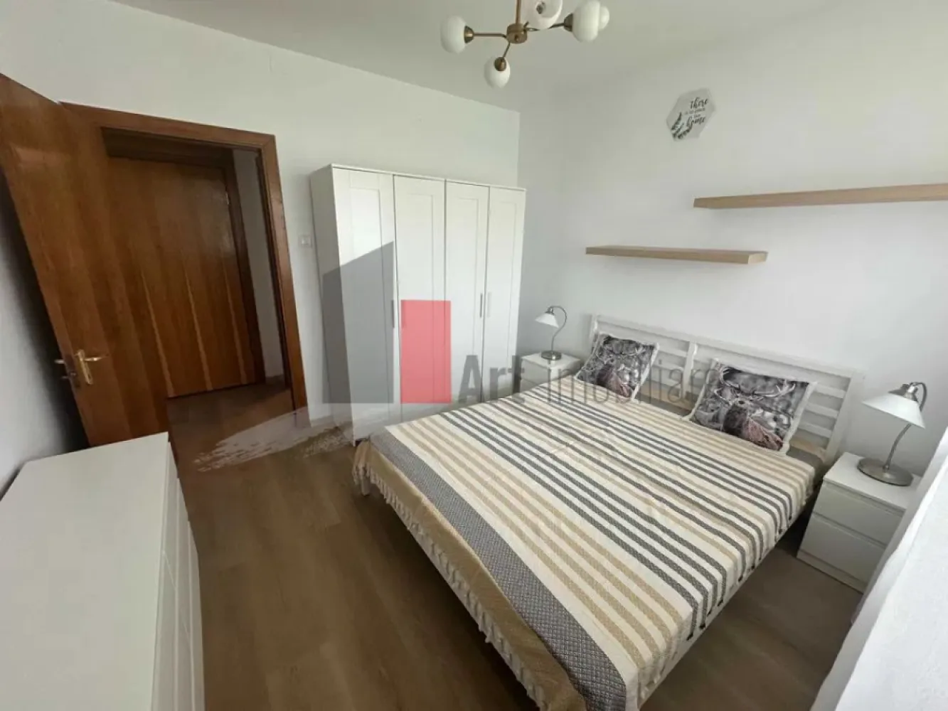 Apartament de inchiriat (pet friendly) cu 2 camere in zona Milahache/Chibrit - Apartament de închiriat în zona Mihalache, potrivit pentru persoane care își doresc un spațiu bine întreținut, amplasat într-o zonă echilibrată din punct de vedere urban, cu acces facil către puncte de interes și mijloace de transport. Proprietatea se remarcă printr-o compartimentare practică și prin faptul că a fost recent renovată, oferind un ambient curat și confortabil pentru viitorii chiriași.

Apartament 2 camere semidecomandat

Proaspăt renovat

Aproximativ 12 minute de mers pe jos până la metrou 1 Mai / Chibrit

Etaj 6 din 7, bloc cu lift

Confort 1

Complet mobilat și utilat

Bucătărie închisă

Balcon închis

Aer condiționat

Încălzire prin termoficare

Zonă liniștită, curată și verde

Locuri de parcare la liber în zonă

Pet friendly – se acceptă pisici

Condiții de închiriere: o lună chirie + o lună garanție.

Apartamentul este o alegere potrivită pentru cei care caută un echilibru între accesibilitate, liniște și funcționalitate, fiind amplasat într-o zonă bine cotată a orașului. Pentru informații suplimentare sau stabilirea unei vizionări, se poate transmite un mesaj în privat.
