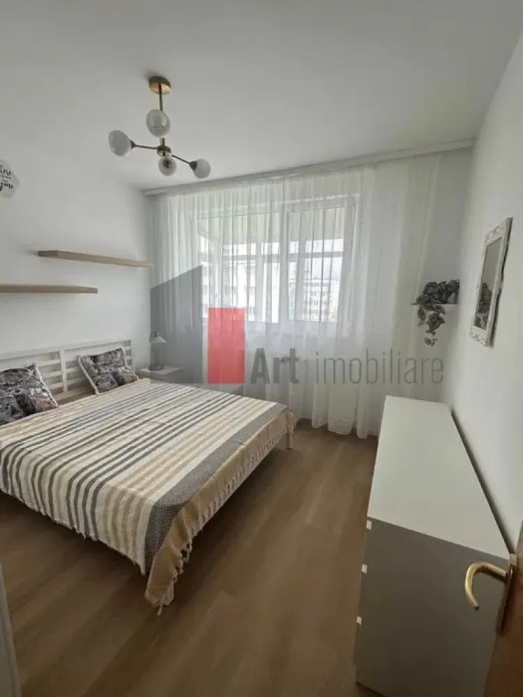 Apartament de inchiriat (pet friendly) cu 2 camere in zona Milahache/Chibrit - Apartament de închiriat în zona Mihalache, potrivit pentru persoane care își doresc un spațiu bine întreținut, amplasat într-o zonă echilibrată din punct de vedere urban, cu acces facil către puncte de interes și mijloace de transport. Proprietatea se remarcă printr-o compartimentare practică și prin faptul că a fost recent renovată, oferind un ambient curat și confortabil pentru viitorii chiriași.

Apartament 2 camere semidecomandat

Proaspăt renovat

Aproximativ 12 minute de mers pe jos până la metrou 1 Mai / Chibrit

Etaj 6 din 7, bloc cu lift

Confort 1

Complet mobilat și utilat

Bucătărie închisă

Balcon închis

Aer condiționat

Încălzire prin termoficare

Zonă liniștită, curată și verde

Locuri de parcare la liber în zonă

Pet friendly – se acceptă pisici

Condiții de închiriere: o lună chirie + o lună garanție.

Apartamentul este o alegere potrivită pentru cei care caută un echilibru între accesibilitate, liniște și funcționalitate, fiind amplasat într-o zonă bine cotată a orașului. Pentru informații suplimentare sau stabilirea unei vizionări, se poate transmite un mesaj în privat.