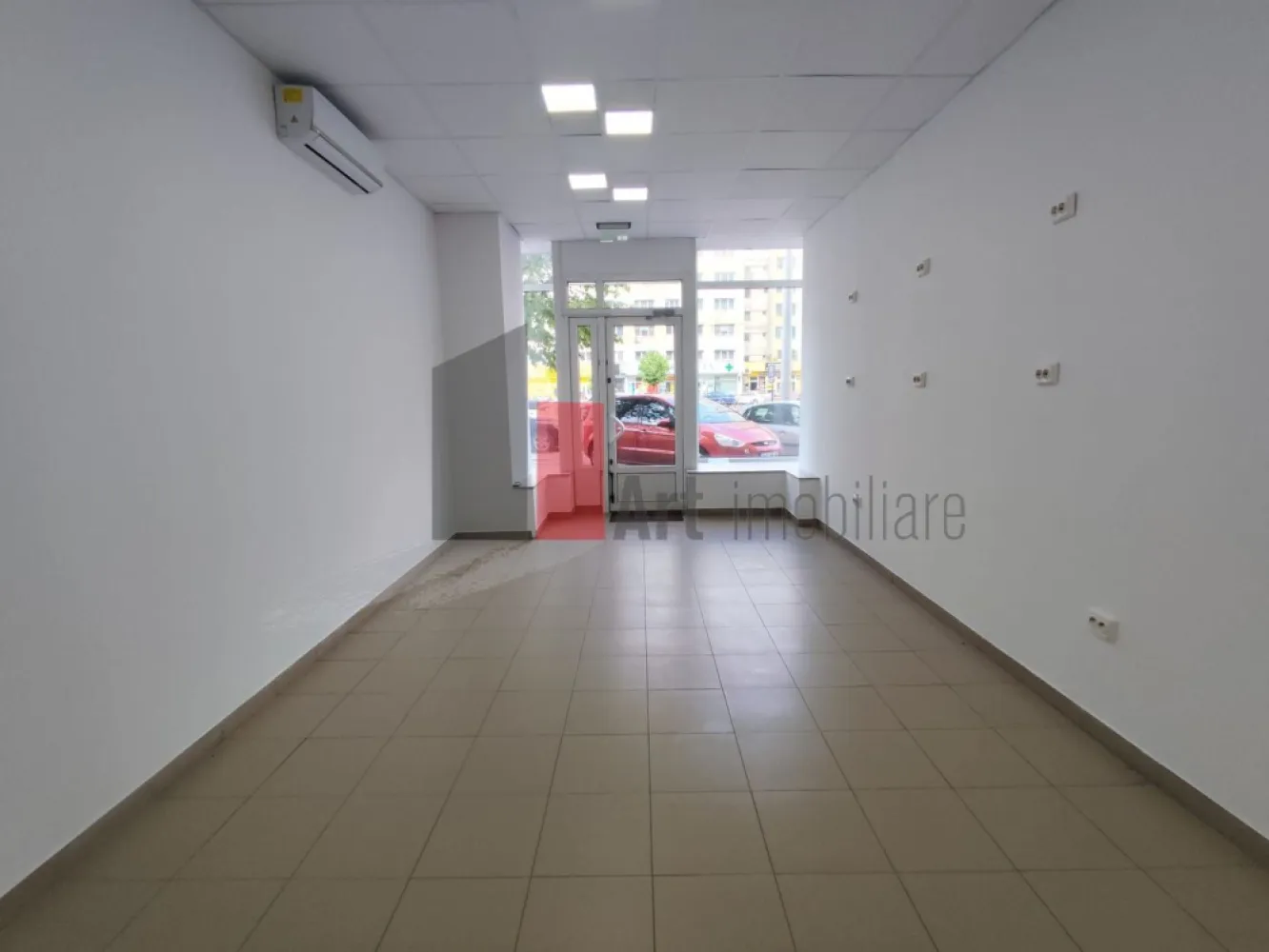 Spatiu comercial de inchiriat in zona Pantelimon - Spațiu comercial stradal – vizibilitate excelentă – trafic pietonal intens intens – Pantelimon, Sector 2

Agenția noastră oferă spre închiriere un spațiu comercial cu poziționare stradală foarte bună, situat în Pantelimon, Sector 2, într-o zonă cu trafic pietonal intens intens, ideal pentru dezvoltarea unei afaceri cu expunere maximă.

Cu o suprafață utilă de aproximativ 84 mp, spațiul este compartimentat inteligent: 1 zonă open space generoasă + 3 camere separate, oferind flexibilitate pentru multiple tipuri de activități – de la retail la servicii sau birouri.

Frontul stradal este un real avantaj: vitrină de aproximativ 4 metri liniari, perfectă pentru branding vizibil și atragerea clienților din trafic.

Un alt punct forte este reprezentat de cele 2 intrări/ieșiri, care permit organizarea eficientă a fluxului de clienți și aprovizionare – un detaliu esențial pentru business-uri active.

Spațiul este echipat cu centrală termică proprie, ceea ce înseamnă confort și control total asupra costurilor.

De ce merită acest spațiu:

Zonă cu trafic pietonal intens intens

Vizibilitate foarte bună, poziționare stradală

Vitrină ~4 ml – ideală pentru expunere

2 intrări/ieșiri – acces facil și logistică eficientă

Compartimentare versatilă: open space + 3 camere

1 grup sanitar

Centrală proprie

Utilități complete

Parcare la liber în zonă

Vad comercial format

Poziționarea este un mare plus: în imediata apropiere găsești supermarketuri, restaurante, cafenele, farmacii, clinici și bănci – ceea ce generează flux constant de clienți zilnic.

Spațiul este potrivit pentru:
magazin, showroom, salon de înfrumusețare, cabinet medical, birouri, firmă de servicii sau orice activitate care are nevoie de vizibilitate și acces facil.

Condiții de închiriere:

O chirie + O garantie

Se percepe comision

Raspundem si pe whats app*
