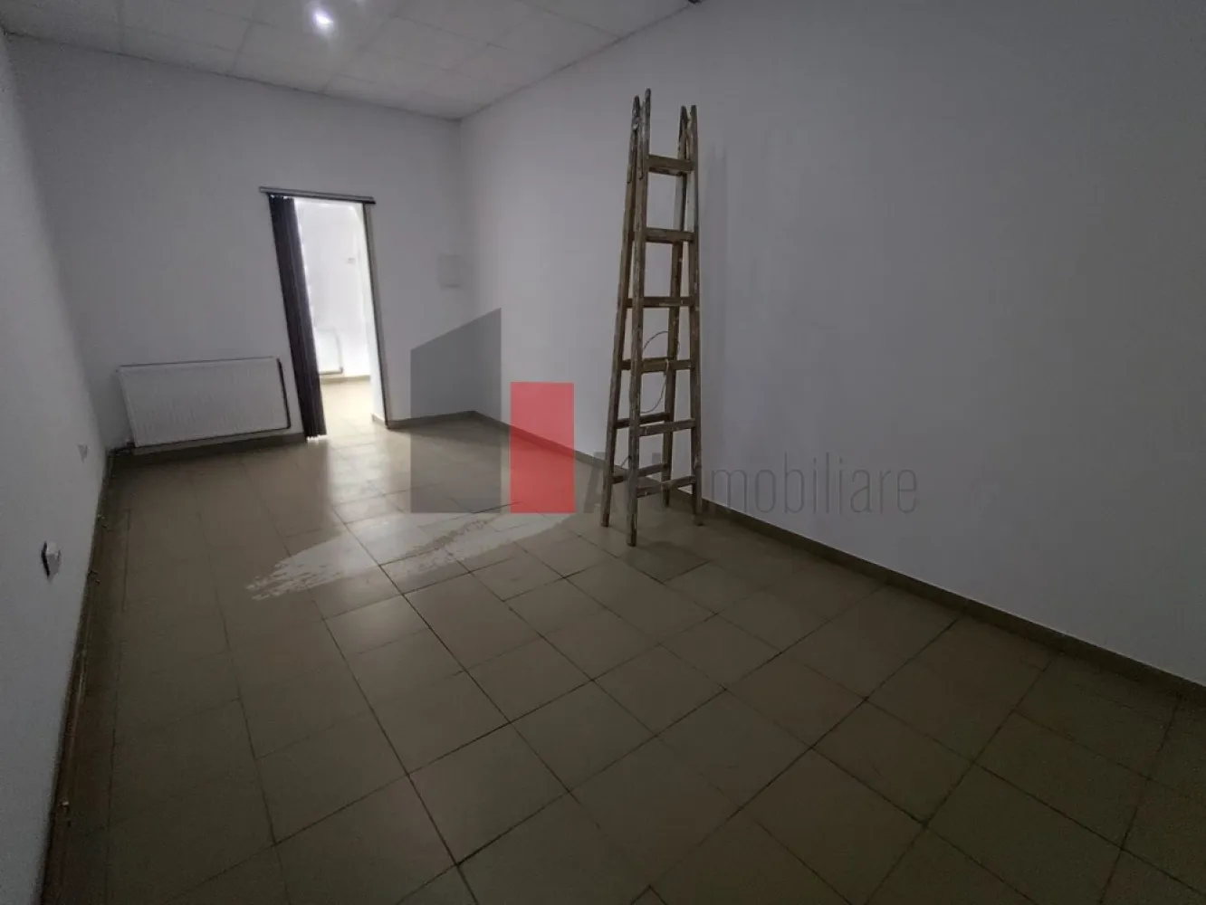 Spatiu comercial de inchiriat in zona Pantelimon - Spațiu comercial stradal – vizibilitate excelentă – trafic pietonal intens intens – Pantelimon, Sector 2

Agenția noastră oferă spre închiriere un spațiu comercial cu poziționare stradală foarte bună, situat în Pantelimon, Sector 2, într-o zonă cu trafic pietonal intens intens, ideal pentru dezvoltarea unei afaceri cu expunere maximă.

Cu o suprafață utilă de aproximativ 84 mp, spațiul este compartimentat inteligent: 1 zonă open space generoasă + 3 camere separate, oferind flexibilitate pentru multiple tipuri de activități – de la retail la servicii sau birouri.

Frontul stradal este un real avantaj: vitrină de aproximativ 4 metri liniari, perfectă pentru branding vizibil și atragerea clienților din trafic.

Un alt punct forte este reprezentat de cele 2 intrări/ieșiri, care permit organizarea eficientă a fluxului de clienți și aprovizionare – un detaliu esențial pentru business-uri active.

Spațiul este echipat cu centrală termică proprie, ceea ce înseamnă confort și control total asupra costurilor.

De ce merită acest spațiu:

Zonă cu trafic pietonal intens intens

Vizibilitate foarte bună, poziționare stradală

Vitrină ~4 ml – ideală pentru expunere

2 intrări/ieșiri – acces facil și logistică eficientă

Compartimentare versatilă: open space + 3 camere

1 grup sanitar

Centrală proprie

Utilități complete

Parcare la liber în zonă

Vad comercial format

Poziționarea este un mare plus: în imediata apropiere găsești supermarketuri, restaurante, cafenele, farmacii, clinici și bănci – ceea ce generează flux constant de clienți zilnic.

Spațiul este potrivit pentru:
magazin, showroom, salon de înfrumusețare, cabinet medical, birouri, firmă de servicii sau orice activitate care are nevoie de vizibilitate și acces facil.

Condiții de închiriere:

O chirie + O garantie

Se percepe comision

Raspundem si pe whats app*