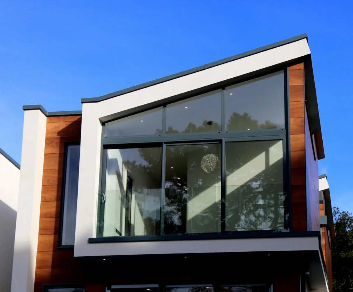 Vilă modernă cu 5 camere de vânzare în Brașov – Confort, spațiu și rafinament - 🏡 Vilă modernă cu 5 camere de vânzare în Brașov – Confort, spațiu și rafinamentO proprietate deosebită pentru cei care caută liniștea, spațiul și eleganța într-o zonă privilegiată a Brașovului! Vă prezentăm o vilă cu 5 camere, perfectă pentru o familie numeroasă sau pentru cei care își doresc un cămin generos și bine compartimentat.📍 Locație excelentă – Situată într-un cartier rezidențial liniștit din Brașov (poți adăuga cartierul exact), vila oferă acces rapid către centrul orașului, școli, magazine, spații verzi și mijloace de transport.🏠 Caracteristici proprietate:Suprafață utilă: ~X mp (completați cu suprafața exactă)Teren: ~X mpCompartimentare inteligentă: living spațios, bucătărie modernă, 4 dormitoare, 3 băi, terasă/balcon, spații de depozitareCurte amenajată, grădină, posibilitate de foișor sau piscinăGaraj și locuri de parcareFinisaje de calitate superioară, construcție solidă🌿 Vilă ideală pentru cei care doresc intimitate, confort și o viață relaxată aproape de natură, fără a renunța la facilitățile urbane.📞 Pentru mai multe detalii sau programarea unei vizionări, contactați-ne cu încredere! }}