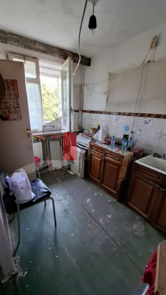 Drumul Taberei ap. 2 cam. cf.1/decomandat - Va prezentam un apartament de 2 camere situat in cartierul Drumul Taberei aflat intr-un imobil la 10 minute de metrou Valea Ialomitei.

Apartamentul se afla la etajul 4 din 4 si in apropiere se alfa hipermarket : Kaufland, Megaimage, stații STB scoli, grădinițe, magazine,unități bancare. Este liber si se accepta credit.

Pentru informatii sau vizionare va stam la dispozitie: 0720-622.788