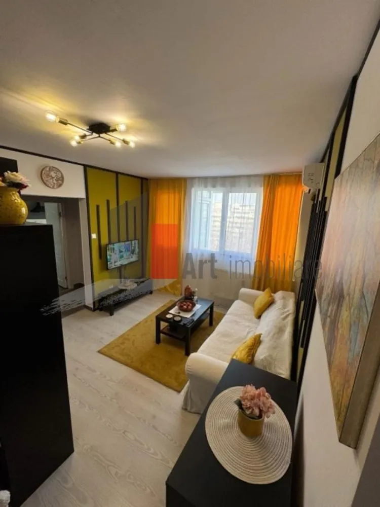 0% Comision, Apartament de vanzare zona Mihalache/Chibrit/Domenii 2 camere - Vânzare Apartament 2 camere – Zona 1 Mai | Bloc Reabilitat | Etaj 7/7 | 2 Debarale

Se oferă spre vânzare un apartament cu 2 camere, semidecomandat, situat în zona 1 Mai, o locație strategică ce oferă acces rapid către centrul Capitalei și zona de nord. Locuința se află la etajul 7 al unui imobil cu 7 niveluri, beneficiind de avantajul lipsei vecinilor de deasupra și de o priveliște degajată.

Proprietatea este foarte bine organizată din punct de vedere al depozitării, dispunând de două debarale generoase. Blocul este reabilitat termic, asigurând un confort sporit atât vara, cât și iarna. Apartamentul se vinde complet mobilat și utilat, fiind pregătit pentru o mutare imediată.

Detalii spațiu:

Suprafață utilă de 46 mp utili la care se adaugă un balcon spațios de 5 mp

Situat la etajul 7 din 7 într-un imobil dotat cu lift

Compartimentare semidecomandată cu spații de depozitare suplimentare (2 debarale)

Bloc reabilitat termic, oferind eficiență energetică și costuri reduse

Complet mobilat și utilat, într-o stare bună de funcționare

Utilități și facilități:

Sistem de încălzire prin rețeaua de termoficare a orașului

Sistem de aer condiționat instalat pentru controlul optim al temperaturii

Toate utilitățile disponibile respectiv apă, gaz, curent și canalizare

Balcon generos de 5 mp, ideal pentru relaxare sau depozitare

Contorizare individuală pentru un management eficient al cheltuielilor

Avantaje:

Localizare premium în zona 1 Mai, aproape de piețe, parcuri și transport în comun

Eficiență termică garantată de reabilitarea recentă a imobilului și a terasei

Compartimentare practică cu multiple spații pentru depozitare

Vedere panoramică și liniște, fiind situat la ultimul etaj

Gata de locuit, fără a necesita investiții majore în mobilier sau electrocasnice

Condiții de vânzare:

Toate documentele necesare vânzării sunt disponibile

Disponibilitate pentru vizionări cu programare prealabilă

Pentru mai multe detalii sau pentru programarea unei vizionări, vă stăm la dispoziție.