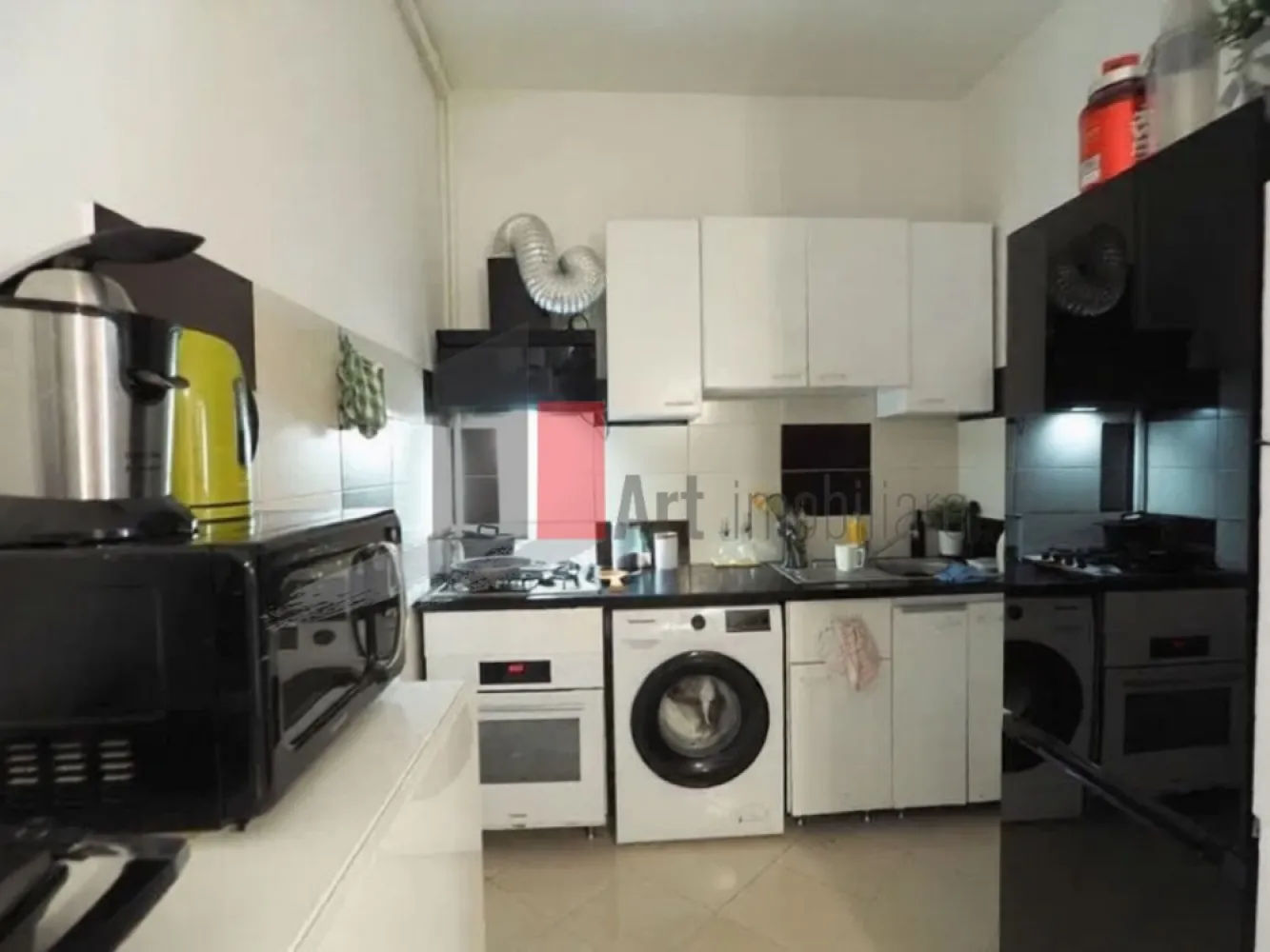 0% Comision, Apartament 2 camere, parter/2, 62mp, Zona Grivita/Ion Mihalache - Vânzare Apartament 2 camere – Zona Grivița / Mihalache | Bloc Nou | Centrală Proprie | Parter

Se oferă spre vânzare un apartament cu 2 camere situat în zona Grivița - Ion Mihalache, o locație deosebită ce îmbină farmecul cartierelor consacrate cu avantajele unei construcții noi. Locuința se află la parterul unui imobil modern cu regim mic de înălțime (P+2), oferind un grad ridicat de intimitate și confort, fiind ideală pentru cei care caută un spațiu generos și sigur.

Proprietatea beneficiază de avantajul major al unei compartimentări decomandate și al unei centrale termice proprii, asigurând independență totală și o organizare eficientă a interiorului. Având o suprafață generoasă de 62 mp, apartamentul reprezintă o oportunitate excelentă atât pentru locuință proprie, cât și pentru activități de birou sau investiție.

Detalii spațiu:

Suprafață utilă de 62 mp, oferind încăperi spațioase și bine luminate

Situat la parterul unui imobil nou cu regim de înălțime redus (2 niveluri)

Compartimentare decomandată ce permite o separare totală a camerelor

Imobil construit recent conform standardelor moderne de siguranță și izolație

Spațiu versatil, potrivit pentru rezidență sau pentru un sediu de firmă elegant

Utilități și facilități:

Sistem de încălzire cu centrală termică proprie pentru un control optim al costurilor

Toate utilitățile disponibile respectiv apă, gaz, curent și canalizare

Finisaje de calitate specifice unei construcții noi

Contorizare individuală completă pentru utilități

Acces facil și securizat în imobil, într-o structură cu puțini locatari

Avantaje:

Localizare premium în zona Grivița - Mihalache, cu acces rapid către centru și nord

Poziționarea la parter oferă acces facil și posibilitatea de utilizare multiplă

Independență termică și eficiență energetică ridicată datorită structurii noi

Suprafață generoasă (62 mp) peste media apartamentelor standard cu 2 camere

Zonă liniștită, cu acces imediat la metrou, parcuri și zone comerciale

Condiții de vânzare:

Disponibilitate pentru vizionări cu programare prealabilă

Toate documentele necesare tranzacției sunt pregătite

Pentru mai multe detalii sau pentru programarea unei vizionări, vă stăm la dispoziție.