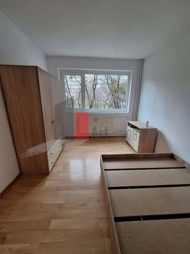 0% Comision, Apartament 2 camere de vanzare, P/10, Zona Dristor - 0% Comision | Vânzare Apartament 2 camere – Zona Dristor | Bloc Reabilitat | Parter | Parțial Mobilat

Se oferă spre vânzare un apartament cu 2 camere situat în zona Dristor, una dintre cele mai accesibile și căutate locații din sectorul 3, recunoscută pentru infrastructura completă și proximitatea față de multiple facilități urbane. Locuința se află la parterul unui imobil cu 10 niveluri, reprezentând o opțiune versatilă atât pentru rezidență personală, cât și pentru investiție, beneficiind de un acces facil și rapid.

Proprietatea se vinde parțial mobilată și utilată, oferind viitorului proprietar o bază funcțională, dar și libertatea de a personaliza spațiul conform propriilor nevoi. Apartamentul beneficiază de avantajul unui bloc reabilitat termic, asigurând un confort sporit și o eficiență energetică optimă pe tot parcursul anului, indiferent de sezon.

Detalii spațiu:

Suprafață totală de 51 mp ce include un balcon tip logie de 5 mp

Situat la parterul unui imobil solid cu 10 niveluri

Compartimentare semidecomandată ce permite o organizare practică a locuinței

Locuință parțial mobilată și utilată, gata pentru a fi adaptată după gustul cumpărătorului

Bloc reabilitat termic ce garantează costuri reduse de întreținere și protecție termică

Utilități și facilități:

Sistem de încălzire prin rețeaua de termoficare a orașului

Sistem de aer condiționat instalat pentru controlul temperaturii în sezonul cald

Toate utilitățile disponibile respectiv apă, gaz, curent și canalizare

Balcon tip logie de 5 mp ce oferă un spațiu suplimentar de relaxare sau depozitare

Dotări de bază incluse ce permit o tranziție mai ușoară către noul cămin

Avantaje:

Localizare excelentă în cartierul Dristor, aproape de metrou și transportul în comun

Eficiență termică ridicată datorită lucrărilor recente de reabilitare a fațadei

Poziționarea la parter elimină dependența de lift și oferă accesibilitate crescută

Proximitate față de piețe, centre comerciale, parcuri și unități de învățământ

Suprafață echilibrată (51 mp) cu un balcon logie generos, ideal pentru zona urbană

Condiții de vânzare:

Preț negociabil

Toate actele sunt pregătite pentru facilitarea procesului de vânzare-cumpărare

Disponibilitate pentru vizionări cu programare prealabilă

Pentru mai multe detalii sau pentru programarea unei vizionări în zona Dristor, vă stăm la dispoziție.