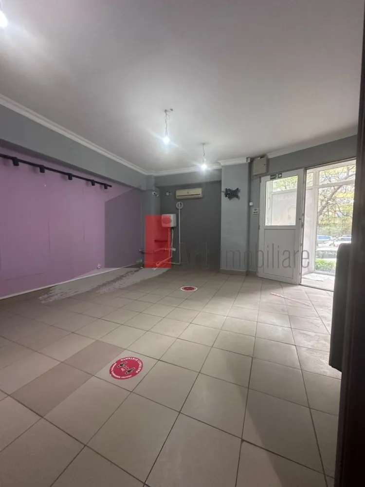 Spatiu comercial de inchiriat in zona Basarabia/Blvd Chisinau/Nicolae Grigorescu - Spațiu comercial stradal – vitrină mare – trafic pietonal intens – vad comercial format

Vă propunem spre închiriere un spațiu comercial amplasat într-o zonă activă, cu trafic pietonal intens și acces direct din stradă/trotuar, beneficiind de vizibilitate foarte bună și expunere excelentă.

Spațiul are un vad comercial deja format, fiind o locație în care a funcționat timp de aproximativ 10 ani un salon – un avantaj important pentru orice business care își dorește continuitate și recunoaștere în zonă.

Compartimentarea este practică și eficientă: 3 camere spațioase și luminoase + grup sanitar propriu, potrivită pentru o gamă variată de activități.

Un mare plus îl reprezintă vitrina stradală generoasă de aproximativ 5–6 metri liniari, ideală pentru branding și atragerea clienților din trafic.

Dotări și avantaje:

Vitrină stradală ~5–6 ml

Vad comercial foarte bun

Trafic pietonal intens

3 camere + grup sanitar

Curent 220V (cu posibilitate trifazic)

Contorizare separată energie electrică

Încălzire și apă caldă prin termoficare

Aer condiționat

Sistem de securitate

Acces direct din stradă

Zona este dinamică, cu stații de transport în comun în apropiere și flux constant de pietoni, ceea ce face spațiul ideal pentru:
salon, cabinet, magazin, birou servicii, showroom sau alte activități comerciale.

Spațiul este pregătit pentru închiriere, toate actele fiind în regulă și pretabil pentru autorizare.

Condiții:

Preț ușor negociabil

Se solicită chirie + garanție

Se percepe comision agenție

 Pentru mai multe detalii sau programarea unei vizionări, răspund și pe WhatsApp.