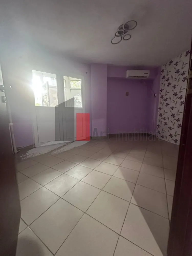 Spatiu comercial de inchiriat in zona Basarabia/Blvd Chisinau/Nicolae Grigorescu - Spațiu comercial stradal – vitrină mare – trafic pietonal intens – vad comercial format

Vă propunem spre închiriere un spațiu comercial amplasat într-o zonă activă, cu trafic pietonal intens și acces direct din stradă/trotuar, beneficiind de vizibilitate foarte bună și expunere excelentă.

Spațiul are un vad comercial deja format, fiind o locație în care a funcționat timp de aproximativ 10 ani un salon – un avantaj important pentru orice business care își dorește continuitate și recunoaștere în zonă.

Compartimentarea este practică și eficientă: 3 camere spațioase și luminoase + grup sanitar propriu, potrivită pentru o gamă variată de activități.

Un mare plus îl reprezintă vitrina stradală generoasă de aproximativ 5–6 metri liniari, ideală pentru branding și atragerea clienților din trafic.

Dotări și avantaje:

Vitrină stradală ~5–6 ml

Vad comercial foarte bun

Trafic pietonal intens

3 camere + grup sanitar

Curent 220V (cu posibilitate trifazic)

Contorizare separată energie electrică

Încălzire și apă caldă prin termoficare

Aer condiționat

Sistem de securitate

Acces direct din stradă

Zona este dinamică, cu stații de transport în comun în apropiere și flux constant de pietoni, ceea ce face spațiul ideal pentru:
salon, cabinet, magazin, birou servicii, showroom sau alte activități comerciale.

Spațiul este pregătit pentru închiriere, toate actele fiind în regulă și pretabil pentru autorizare.

Condiții:

Preț ușor negociabil

Se solicită chirie + garanție

Se percepe comision agenție

 Pentru mai multe detalii sau programarea unei vizionări, răspund și pe WhatsApp.