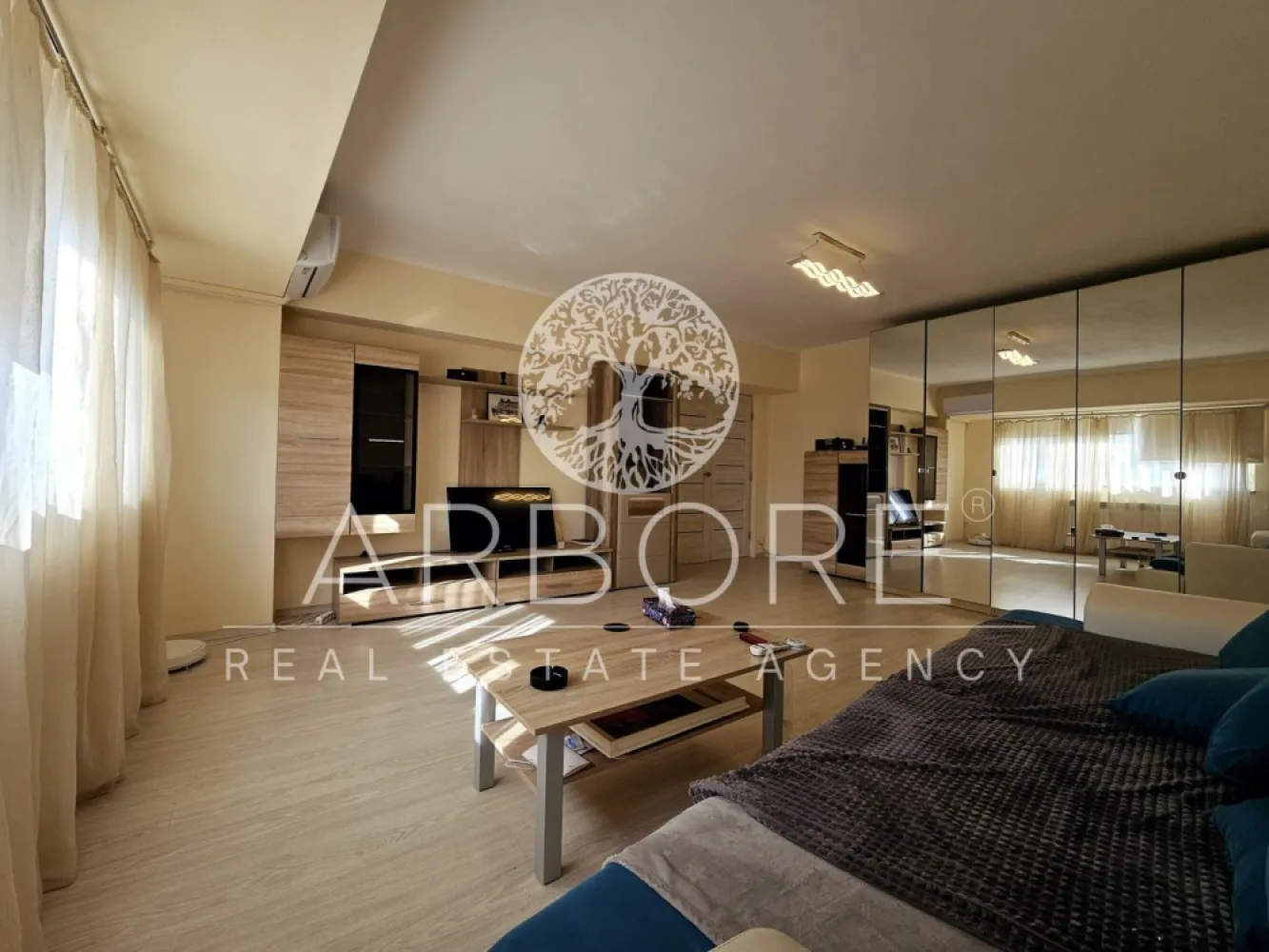 Apartament 2 camere Bld. Unirii - Aceast apartament de 2 camere 70 mp oferă un spațiu decomandat, situat la etajul 5. Îți va plăcea lumina naturală din fiecare cameră, iar finisajele de înaltă calitate contribuie la un ambient plăcut. Pardoseala din gresie și laminate adaugă un plus de confort.

Locația este excelentă, fiind aproape accesul la transportul public. În zonă găsești numeroase restaurante, cafenele și locuri de distracție. Parcurile din apropiere oferă un loc ideal pentru relaxare și plimbări.
Disponibil imediat . Seinchiriaza complet mobilat si utilat.
Va stam la dispozitie pentru informatii suplimentare sau pentru programarea unei vizionari.
Comisionul agentiei este de 50% din prima prima luna, iar perioada minima a inchirierii este de 12 luni.

Cu deosebita consideratie, 
Arbore Real Estate