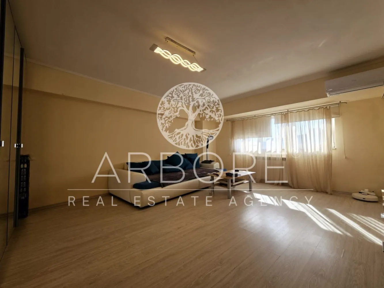 Apartament 2 camere Bld. Unirii - Aceast apartament de 2 camere 70 mp oferă un spațiu decomandat, situat la etajul 5. Îți va plăcea lumina naturală din fiecare cameră, iar finisajele de înaltă calitate contribuie la un ambient plăcut. Pardoseala din gresie și laminate adaugă un plus de confort.

Locația este excelentă, fiind aproape accesul la transportul public. În zonă găsești numeroase restaurante, cafenele și locuri de distracție. Parcurile din apropiere oferă un loc ideal pentru relaxare și plimbări.
Disponibil imediat . Seinchiriaza complet mobilat si utilat.
Va stam la dispozitie pentru informatii suplimentare sau pentru programarea unei vizionari.
Comisionul agentiei este de 50% din prima prima luna, iar perioada minima a inchirierii este de 12 luni.

Cu deosebita consideratie, 
Arbore Real Estate