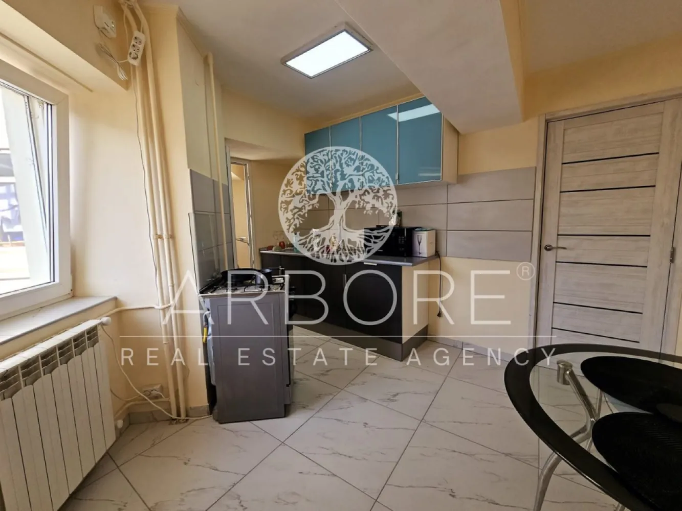 Apartament 2 camere Bld. Unirii - Aceast apartament de 2 camere 70 mp oferă un spațiu decomandat, situat la etajul 5. Îți va plăcea lumina naturală din fiecare cameră, iar finisajele de înaltă calitate contribuie la un ambient plăcut. Pardoseala din gresie și laminate adaugă un plus de confort.

Locația este excelentă, fiind aproape accesul la transportul public. În zonă găsești numeroase restaurante, cafenele și locuri de distracție. Parcurile din apropiere oferă un loc ideal pentru relaxare și plimbări.
Disponibil imediat . Seinchiriaza complet mobilat si utilat.
Va stam la dispozitie pentru informatii suplimentare sau pentru programarea unei vizionari.
Comisionul agentiei este de 50% din prima prima luna, iar perioada minima a inchirierii este de 12 luni.

Cu deosebita consideratie, 
Arbore Real Estate