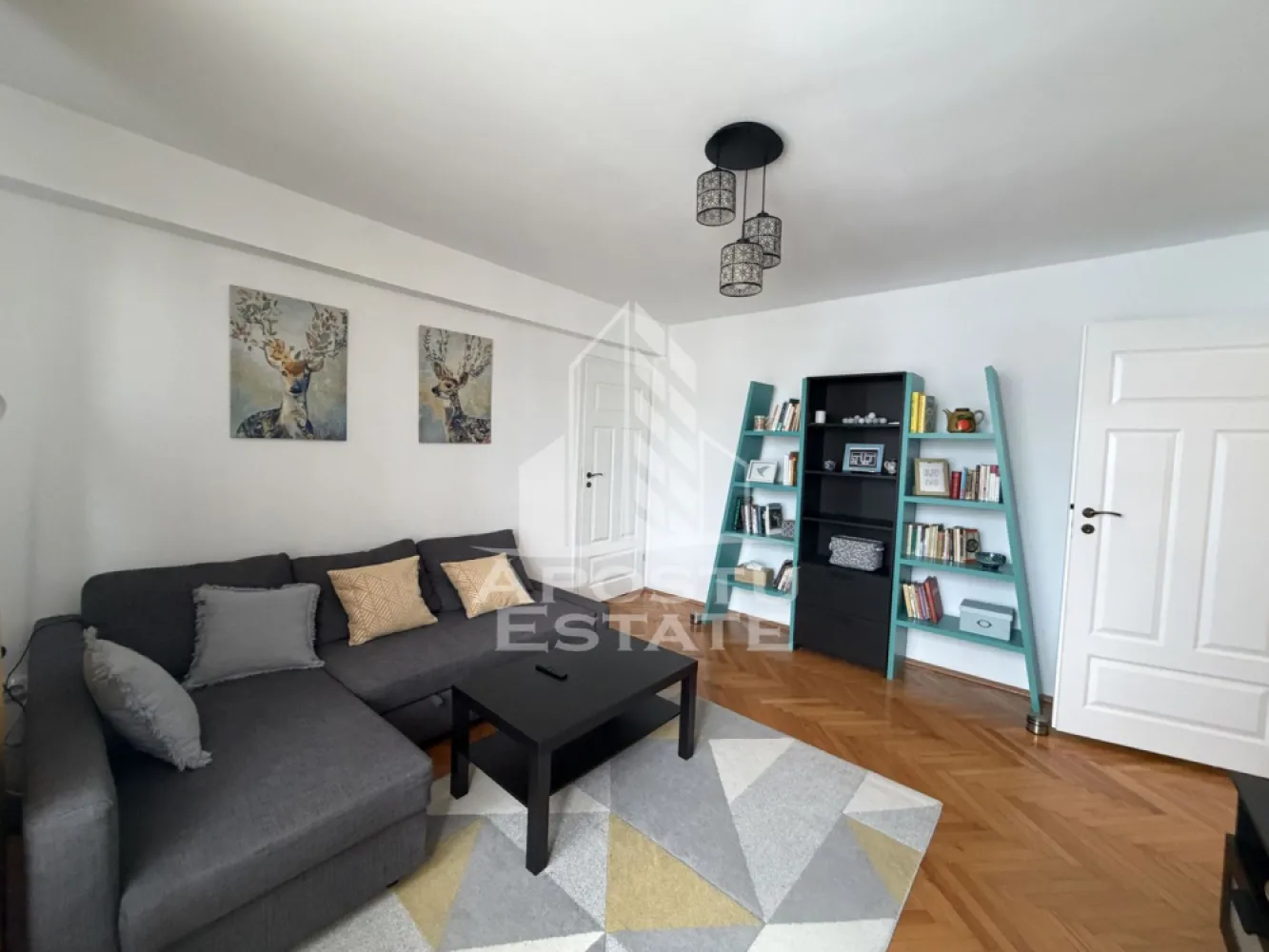 Apartament 3 camere de inchiriat, Ultracentral Timisoara - APOSTU ESTATE vă propune spre închiriere un apartament spațios și elegant, cu 3 camere, situat într-o zonă liniștită și bine conectată din Centru, ideal pentru familii sau persoane care doresc un spațiu generos și confortabil.

Suprafață utilă: 65 mp
Compartimentare eficientă:
Hol de acces generos.
Bucătărie complet mobilată și utilată, cu loc de luat masa
Living luminos și spațios
Dormitor matrimonial mobilat
Cameră secundară cu pat dublu
Baie principală cu dus

Confort și facilități:
Centrală termică proprie pe gaz
2 balcoane , unul la living și altul la dormitor 
2 Aere condiționate 
Apartamentul este complet mobilat și utilat
Localizare: Zona Centrală – liniște, acces facil spre oraș, în apropiere de magazine, școli și mijloace de transport în comun

Ideal pentru:
Familii
Cupluri
Profesioniști care lucrează remote sau au nevoie de birou acasă

Preț chirie: 550 euro
Programează o vizionare!
ID intern: CP2866678