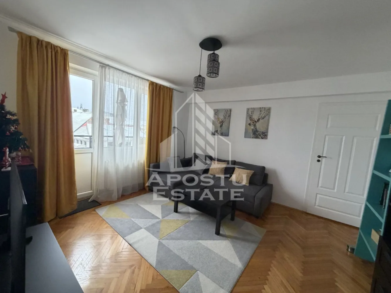 Apartament 3 camere de inchiriat, Ultracentral Timisoara - APOSTU ESTATE vă propune spre închiriere un apartament spațios și elegant, cu 3 camere, situat într-o zonă liniștită și bine conectată din Centru, ideal pentru familii sau persoane care doresc un spațiu generos și confortabil.

Suprafață utilă: 65 mp
Compartimentare eficientă:
Hol de acces generos.
Bucătărie complet mobilată și utilată, cu loc de luat masa
Living luminos și spațios
Dormitor matrimonial mobilat
Cameră secundară cu pat dublu
Baie principală cu dus

Confort și facilități:
Centrală termică proprie pe gaz
2 balcoane , unul la living și altul la dormitor 
2 Aere condiționate 
Apartamentul este complet mobilat și utilat
Localizare: Zona Centrală – liniște, acces facil spre oraș, în apropiere de magazine, școli și mijloace de transport în comun

Ideal pentru:
Familii
Cupluri
Profesioniști care lucrează remote sau au nevoie de birou acasă

Preț chirie: 550 euro
Programează o vizionare!
ID intern: CP2866678