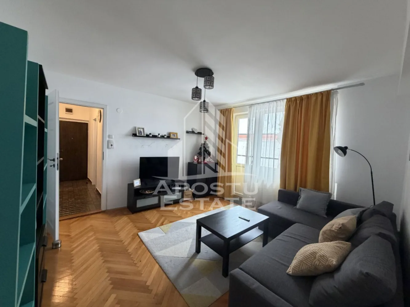Apartament 3 camere de inchiriat, Ultracentral Timisoara - APOSTU ESTATE vă propune spre închiriere un apartament spațios și elegant, cu 3 camere, situat într-o zonă liniștită și bine conectată din Centru, ideal pentru familii sau persoane care doresc un spațiu generos și confortabil.

Suprafață utilă: 65 mp
Compartimentare eficientă:
Hol de acces generos.
Bucătărie complet mobilată și utilată, cu loc de luat masa
Living luminos și spațios
Dormitor matrimonial mobilat
Cameră secundară cu pat dublu
Baie principală cu dus

Confort și facilități:
Centrală termică proprie pe gaz
2 balcoane , unul la living și altul la dormitor 
2 Aere condiționate 
Apartamentul este complet mobilat și utilat
Localizare: Zona Centrală – liniște, acces facil spre oraș, în apropiere de magazine, școli și mijloace de transport în comun

Ideal pentru:
Familii
Cupluri
Profesioniști care lucrează remote sau au nevoie de birou acasă

Preț chirie: 550 euro
Programează o vizionare!
ID intern: CP2866678