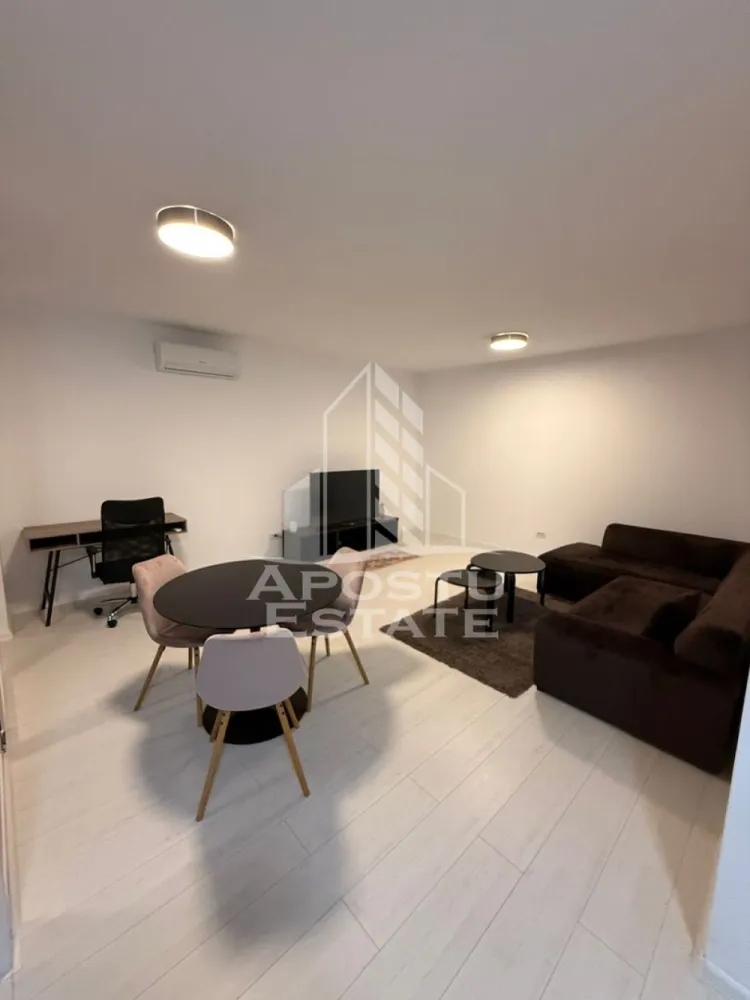 Apartament 2 camere,de inchiriat, zona Aradului Nord One,Timisoara - APOSTU ESTATE va propune spre inchiriere un apartament spatios si elegant, cu 2 camere, situat într-o zona linistita si bine conectata din zona Aradului Nord One, ideal pentru persoane care doresc un spatiu generos si confortabil.

Suprafata utila: 62mp
Etaj : 8/9

Compartimentare eficienta:
- Hol de acces
- Bucatarie deschisa, complet mobilata si utilata si cu loc de luat masa
- Living luminos open-space cu bucataria cu iesire la balcon
- Dormitor matrimonial
- Baie cu cada

Confort si facilitati:
- Centrala termica proprie pe gaz( Încălzire prin pardoseală)
- Aer conditionat
-Masina de spalat vase
-Loc de parcare inclus in pret
Localizare: Zona Aradului Nord One – liniste, acces facil spre oras, in apropiere de magazine, scoli si mijloace de transport in comun.

Ideal pentru:
- Cupluri
-Familii
-Studenti
- Persoane care doresc un spatiu generos si confortabil

Programeaza o vizionare!
Pret chirie : 580 € + garantie 650€ 
ID intern: CP2866300 !