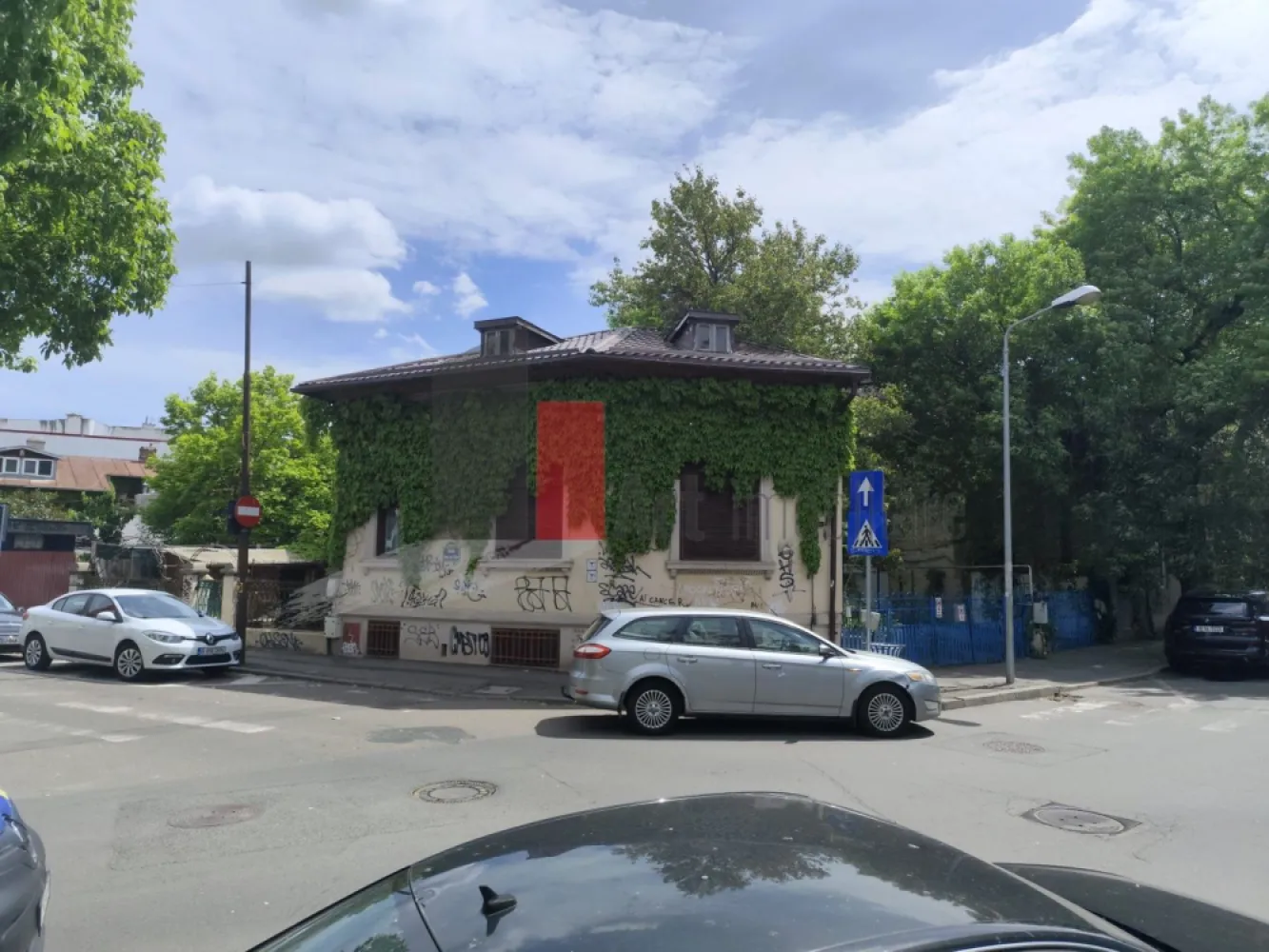 Casa/Spatiu Comercial de inchiriat in zona Eminescu/Romana - Vila De Închiriat / Spațiu Comercial – Zona Eminescu – Piața Romană – Ideal Pentru Restaurant, Cafenea, Clinică, Office Sau Orice Activitate Comercială

Disponibil Spre Închiriere Imobil Situat În Zona Eminescu, În Imediata Apropiere A Pieței Romane, Una Dintre Cele Mai Active Și Bine Cotate Zone Centrale Din București, Cu Trafic Intens Pietonal Și Acces Rapid Către Toate Punctele Importante Ale Orașului.

Poziționarea Excelentă, Deschiderea Generoasă Și Compartimentarea Proprietății Permit Desfășurarea Oricărui Tip De Activitate Comercială, Inclusiv:

Restaurant
Wine Bar
Cafenea
Lounge
Bistro
Catering / Kitchen Concept
Showroom
Clinică
Salon
Birouri
Agenție
Afterschool
Studio
Cabinet
Spațiu Mixt Comercial + Office

Proprietatea Este Dispusă Pe Parter Și Demisol, Având O Suprafață Utilă Totală De Aproximativ 167 Mp.

Compartimentare:

Parter – 82 Mp Utili:

2 Camere Spațioase
Holuri
Grup Sanitar

Demisol – 85 Mp Utili:

2 Camere
Bucătărie
Cameră Tehnică
Hol
2 Intrări În Casă

Avantaje Importante Pentru Activități HoReCa:

Posibilitate Amenajare Terasă De Aproximativ 10 Metri Liniari
Deschidere De Aproximativ 20 Metri Liniari Pe 2 Străzi
Vizibilitate Foarte Bună
Acces Facil Pentru Aprovizionare
Compartimentare Ideală Pentru Zonă De Servire + Bucătărie + Depozitare
Flexibilitate Totală Pentru Recompartimentare Și Modificări Interioare
Curte Proprie De Aproximativ 26 Mp

Dotări Și Utilități:

Centrală Termică Proprie
Curent 220V
Apă Curentă
Canalizare
Acoperiș Refăcut Complet În Urmă Cu Câteva Luni

Zona Este Extrem De Bine Conectată Și Apreciată Comercial, Aflându-Se În Apropiere De Piața Romană, Dacia, Dorobanți Și Principalele Artere Centrale Ale Capitalei. În Vecinătate Se Află Numeroase Restaurante, Cafenele, Birouri, Clinici Și Spații Comerciale Active, Ceea Ce Generează Flux Constant De Clienți Și Vizibilitate Foarte Bună Pentru Orice Business.

Numeroase Locuri De Parcare Disponibile În Zonă.

Proprietatea Se Închiriază De Persoană Fizică.

Chirie: 1.000 Euro / Lună Negociabil

Se Așteaptă Oferte. Raspund si pe whats app*