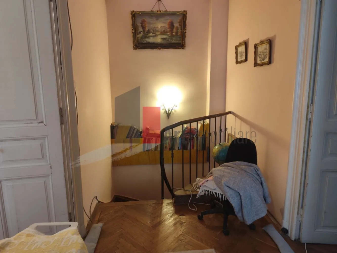 Casa/Spatiu Comercial de inchiriat in zona Eminescu/Romana - Vila De Închiriat / Spațiu Comercial – Zona Eminescu – Piața Romană – Ideal Pentru Restaurant, Cafenea, Clinică, Office Sau Orice Activitate Comercială

Disponibil Spre Închiriere Imobil Situat În Zona Eminescu, În Imediata Apropiere A Pieței Romane, Una Dintre Cele Mai Active Și Bine Cotate Zone Centrale Din București, Cu Trafic Intens Pietonal Și Acces Rapid Către Toate Punctele Importante Ale Orașului.

Poziționarea Excelentă, Deschiderea Generoasă Și Compartimentarea Proprietății Permit Desfășurarea Oricărui Tip De Activitate Comercială, Inclusiv:

Restaurant
Wine Bar
Cafenea
Lounge
Bistro
Catering / Kitchen Concept
Showroom
Clinică
Salon
Birouri
Agenție
Afterschool
Studio
Cabinet
Spațiu Mixt Comercial + Office

Proprietatea Este Dispusă Pe Parter Și Demisol, Având O Suprafață Utilă Totală De Aproximativ 167 Mp.

Compartimentare:

Parter – 82 Mp Utili:

2 Camere Spațioase
Holuri
Grup Sanitar

Demisol – 85 Mp Utili:

2 Camere
Bucătărie
Cameră Tehnică
Hol
2 Intrări În Casă

Avantaje Importante Pentru Activități HoReCa:

Posibilitate Amenajare Terasă De Aproximativ 10 Metri Liniari
Deschidere De Aproximativ 20 Metri Liniari Pe 2 Străzi
Vizibilitate Foarte Bună
Acces Facil Pentru Aprovizionare
Compartimentare Ideală Pentru Zonă De Servire + Bucătărie + Depozitare
Flexibilitate Totală Pentru Recompartimentare Și Modificări Interioare
Curte Proprie De Aproximativ 26 Mp

Dotări Și Utilități:

Centrală Termică Proprie
Curent 220V
Apă Curentă
Canalizare
Acoperiș Refăcut Complet În Urmă Cu Câteva Luni

Zona Este Extrem De Bine Conectată Și Apreciată Comercial, Aflându-Se În Apropiere De Piața Romană, Dacia, Dorobanți Și Principalele Artere Centrale Ale Capitalei. În Vecinătate Se Află Numeroase Restaurante, Cafenele, Birouri, Clinici Și Spații Comerciale Active, Ceea Ce Generează Flux Constant De Clienți Și Vizibilitate Foarte Bună Pentru Orice Business.

Numeroase Locuri De Parcare Disponibile În Zonă.

Proprietatea Se Închiriază De Persoană Fizică.

Chirie: 1.000 Euro / Lună Negociabil

Se Așteaptă Oferte. Raspund si pe whats app*