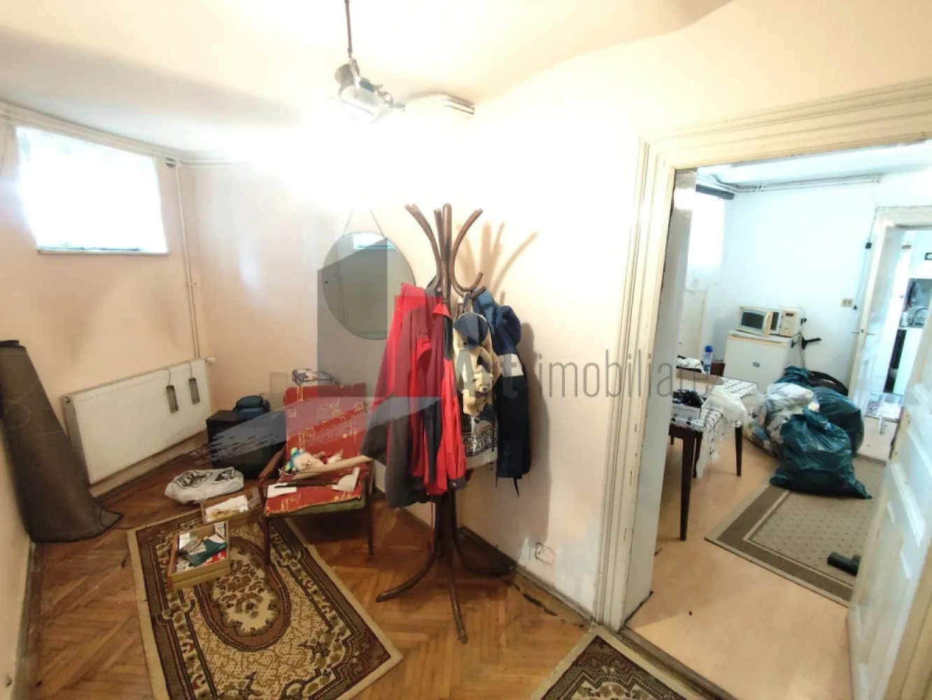 Casa/Spatiu Comercial de inchiriat in zona Eminescu/Romana - Vila De Închiriat / Spațiu Comercial – Zona Eminescu – Piața Romană – Ideal Pentru Restaurant, Cafenea, Clinică, Office Sau Orice Activitate Comercială

Disponibil Spre Închiriere Imobil Situat În Zona Eminescu, În Imediata Apropiere A Pieței Romane, Una Dintre Cele Mai Active Și Bine Cotate Zone Centrale Din București, Cu Trafic Intens Pietonal Și Acces Rapid Către Toate Punctele Importante Ale Orașului.

Poziționarea Excelentă, Deschiderea Generoasă Și Compartimentarea Proprietății Permit Desfășurarea Oricărui Tip De Activitate Comercială, Inclusiv:

Restaurant
Wine Bar
Cafenea
Lounge
Bistro
Catering / Kitchen Concept
Showroom
Clinică
Salon
Birouri
Agenție
Afterschool
Studio
Cabinet
Spațiu Mixt Comercial + Office

Proprietatea Este Dispusă Pe Parter Și Demisol, Având O Suprafață Utilă Totală De Aproximativ 167 Mp.

Compartimentare:

Parter – 82 Mp Utili:

2 Camere Spațioase
Holuri
Grup Sanitar

Demisol – 85 Mp Utili:

2 Camere
Bucătărie
Cameră Tehnică
Hol
2 Intrări În Casă

Avantaje Importante Pentru Activități HoReCa:

Posibilitate Amenajare Terasă De Aproximativ 10 Metri Liniari
Deschidere De Aproximativ 20 Metri Liniari Pe 2 Străzi
Vizibilitate Foarte Bună
Acces Facil Pentru Aprovizionare
Compartimentare Ideală Pentru Zonă De Servire + Bucătărie + Depozitare
Flexibilitate Totală Pentru Recompartimentare Și Modificări Interioare
Curte Proprie De Aproximativ 26 Mp

Dotări Și Utilități:

Centrală Termică Proprie
Curent 220V
Apă Curentă
Canalizare
Acoperiș Refăcut Complet În Urmă Cu Câteva Luni

Zona Este Extrem De Bine Conectată Și Apreciată Comercial, Aflându-Se În Apropiere De Piața Romană, Dacia, Dorobanți Și Principalele Artere Centrale Ale Capitalei. În Vecinătate Se Află Numeroase Restaurante, Cafenele, Birouri, Clinici Și Spații Comerciale Active, Ceea Ce Generează Flux Constant De Clienți Și Vizibilitate Foarte Bună Pentru Orice Business.

Numeroase Locuri De Parcare Disponibile În Zonă.

Proprietatea Se Închiriază De Persoană Fizică.

Chirie: 1.000 Euro / Lună Negociabil

Se Așteaptă Oferte. Raspund si pe whats app*