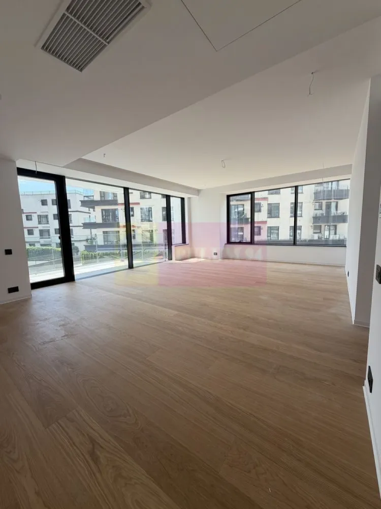 Apartament 4 camere ONE LAKE CLUB - Agentia Imobiliara Apulum 94, va ofera spre vamzare
Apartament premium | 4 camere | 
ONE LAKE CLUB Lacul Tei
Suprafata Totala 175 mp
Suprafata Apartament 156,5 mp
Suprafata Terasa 18,5 mp
An finalizare constructie 2026.
Apartamentul este pe persoana juridica . Pretul este 550.000 € PLUS TVA
Se poate achizitiona cu taxare inversa (fara tva) pe persoana juridica

Apartament cu suprafață totală de 175 mp, dintre care 156 mp utili interiori și terasă generoasă, realizat într-un stil contemporan minimalist, cu accent pe lumină naturală, spații ample și finisaje premium.

Compartimentare : 
Etaj 1
Living cu bucatarie open space
3 dormitoare
3 bai 
1 camera spalatorie
1 terasa 

Caracteristici:
• living generos cu deschidere către terasă 
• suprafețe vitrate mari și tâmplărie premium din aluminiu 
• parchet premium lemn natural de stejar 
• sistem Aer conditionat centralozat integrat în plafon 
•finisaje premium

Apartamentul este situat în cadrul One Lake Club, unul dintre cele mai apreciate proiecte dezvoltate de One United Properties, amplasat chiar pe malul Lacului Tei. 
Complexul este format din 5 turnuri , curte interioara plina de verdeata , piscina acoperita , sala de fitness si multe spatii conerciale si restaurante la parter

Ansamblul oferă acces rapid către Șos. Fabrica de Glucoză, zona de business Barbu Văcărescu – Pipera, Aeroportul Otopeni și autostrada A3, având în proximitate restaurante, cafenele, centre comerciale și clădiri de birouri.

Pentru mainmulte detalii / poze / video , rugam sunati