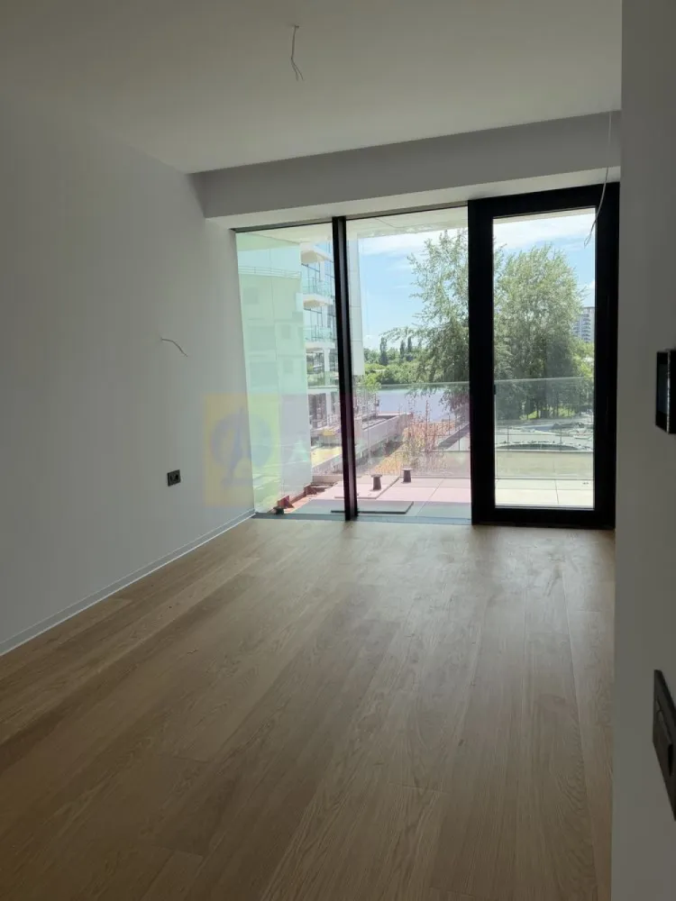 Apartament 4 camere ONE LAKE CLUB - Agentia Imobiliara Apulum 94, va ofera spre vamzare
Apartament premium | 4 camere | 
ONE LAKE CLUB Lacul Tei
Suprafata Totala 175 mp
Suprafata Apartament 156,5 mp
Suprafata Terasa 18,5 mp
An finalizare constructie 2026.
Apartamentul este pe persoana juridica . Pretul este 550.000 € PLUS TVA
Se poate achizitiona cu taxare inversa (fara tva) pe persoana juridica

Apartament cu suprafață totală de 175 mp, dintre care 156 mp utili interiori și terasă generoasă, realizat într-un stil contemporan minimalist, cu accent pe lumină naturală, spații ample și finisaje premium.

Compartimentare : 
Etaj 1
Living cu bucatarie open space
3 dormitoare
3 bai 
1 camera spalatorie
1 terasa 

Caracteristici:
• living generos cu deschidere către terasă 
• suprafețe vitrate mari și tâmplărie premium din aluminiu 
• parchet premium lemn natural de stejar 
• sistem Aer conditionat centralozat integrat în plafon 
•finisaje premium

Apartamentul este situat în cadrul One Lake Club, unul dintre cele mai apreciate proiecte dezvoltate de One United Properties, amplasat chiar pe malul Lacului Tei. 
Complexul este format din 5 turnuri , curte interioara plina de verdeata , piscina acoperita , sala de fitness si multe spatii conerciale si restaurante la parter

Ansamblul oferă acces rapid către Șos. Fabrica de Glucoză, zona de business Barbu Văcărescu – Pipera, Aeroportul Otopeni și autostrada A3, având în proximitate restaurante, cafenele, centre comerciale și clădiri de birouri.

Pentru mainmulte detalii / poze / video , rugam sunati