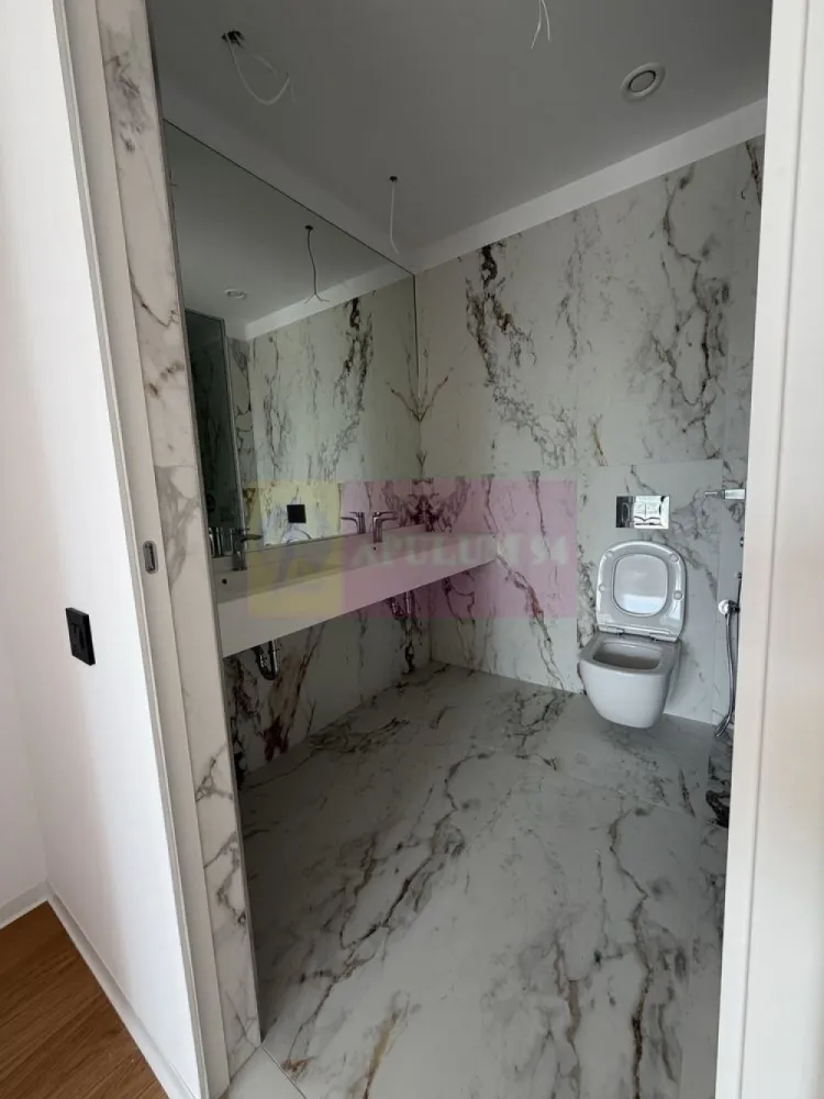 Apartament 4 camere ONE LAKE CLUB - Agentia Imobiliara Apulum 94, va ofera spre vamzare
Apartament premium | 4 camere | 
ONE LAKE CLUB Lacul Tei
Suprafata Totala 175 mp
Suprafata Apartament 156,5 mp
Suprafata Terasa 18,5 mp
An finalizare constructie 2026.
Apartamentul este pe persoana juridica . Pretul este 550.000 € PLUS TVA
Se poate achizitiona cu taxare inversa (fara tva) pe persoana juridica

Apartament cu suprafață totală de 175 mp, dintre care 156 mp utili interiori și terasă generoasă, realizat într-un stil contemporan minimalist, cu accent pe lumină naturală, spații ample și finisaje premium.

Compartimentare : 
Etaj 1
Living cu bucatarie open space
3 dormitoare
3 bai 
1 camera spalatorie
1 terasa 

Caracteristici:
• living generos cu deschidere către terasă 
• suprafețe vitrate mari și tâmplărie premium din aluminiu 
• parchet premium lemn natural de stejar 
• sistem Aer conditionat centralozat integrat în plafon 
•finisaje premium

Apartamentul este situat în cadrul One Lake Club, unul dintre cele mai apreciate proiecte dezvoltate de One United Properties, amplasat chiar pe malul Lacului Tei. 
Complexul este format din 5 turnuri , curte interioara plina de verdeata , piscina acoperita , sala de fitness si multe spatii conerciale si restaurante la parter

Ansamblul oferă acces rapid către Șos. Fabrica de Glucoză, zona de business Barbu Văcărescu – Pipera, Aeroportul Otopeni și autostrada A3, având în proximitate restaurante, cafenele, centre comerciale și clădiri de birouri.

Pentru mainmulte detalii / poze / video , rugam sunati