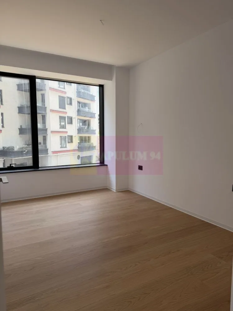 Apartament 4 camere ONE LAKE CLUB - Agentia Imobiliara Apulum 94, va ofera spre vamzare
Apartament premium | 4 camere | 
ONE LAKE CLUB Lacul Tei
Suprafata Totala 175 mp
Suprafata Apartament 156,5 mp
Suprafata Terasa 18,5 mp
An finalizare constructie 2026.
Apartamentul este pe persoana juridica . Pretul este 550.000 € PLUS TVA
Se poate achizitiona cu taxare inversa (fara tva) pe persoana juridica

Apartament cu suprafață totală de 175 mp, dintre care 156 mp utili interiori și terasă generoasă, realizat într-un stil contemporan minimalist, cu accent pe lumină naturală, spații ample și finisaje premium.

Compartimentare : 
Etaj 1
Living cu bucatarie open space
3 dormitoare
3 bai 
1 camera spalatorie
1 terasa 

Caracteristici:
• living generos cu deschidere către terasă 
• suprafețe vitrate mari și tâmplărie premium din aluminiu 
• parchet premium lemn natural de stejar 
• sistem Aer conditionat centralozat integrat în plafon 
•finisaje premium

Apartamentul este situat în cadrul One Lake Club, unul dintre cele mai apreciate proiecte dezvoltate de One United Properties, amplasat chiar pe malul Lacului Tei. 
Complexul este format din 5 turnuri , curte interioara plina de verdeata , piscina acoperita , sala de fitness si multe spatii conerciale si restaurante la parter

Ansamblul oferă acces rapid către Șos. Fabrica de Glucoză, zona de business Barbu Văcărescu – Pipera, Aeroportul Otopeni și autostrada A3, având în proximitate restaurante, cafenele, centre comerciale și clădiri de birouri.

Pentru mainmulte detalii / poze / video , rugam sunati