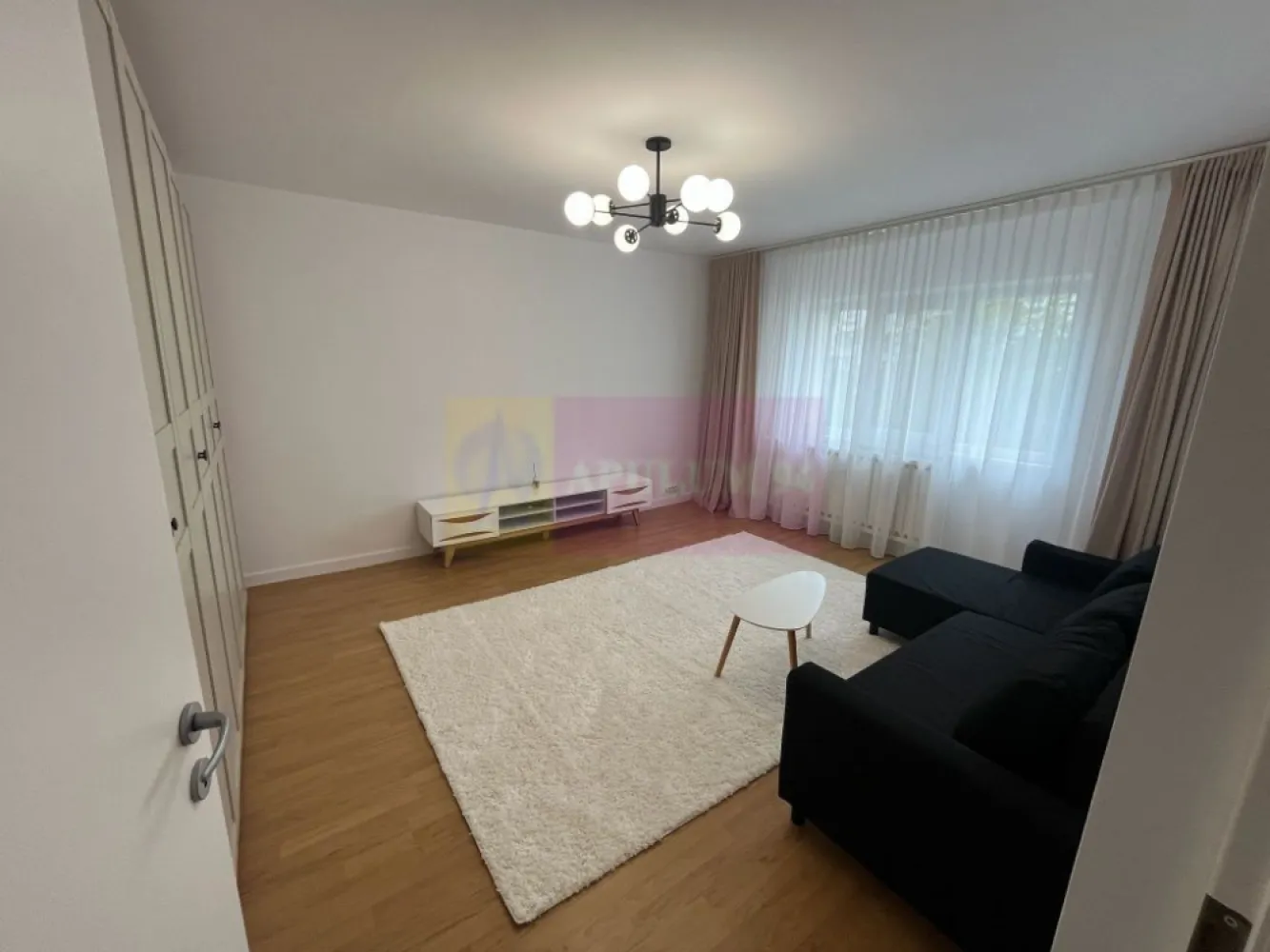 3 camere decomandat | Timpuri Noi – Nerva Traian - Unirii | Mobilat - Agentia Imobiliara Apulum 94, va ofera spre vanzare
Apartament de 3 camere decomandat, tip H, cunoscut pentru compartimentarea eficientă și echilibrată, ideal pentru familii.

Situat într-una dintre cele mai căutate zone din București – Timpuri Noi – Nerva Traian – Octavian Goga, cu acces rapid către Unirii.

Poziționat la etajul 5 din 8, într-un bloc solid construit în 1994, reabilitat termic. Imobilul a beneficiat de lucrări de eficientizare energetică, inclusiv schimbarea liftului și modernizarea iluminatului din spațiile comune. Acoperișul este refăcut.

Apartamentul are vedere pe două părți, oferind lumină naturală pe tot parcursul zilei. Compartimentarea tip H (cu zonă "de zi" și zonă "de noapte") permite o delimitare foarte bună a spațiilor, fiind potrivită pentru locuire în familie. 

Se vinde complet mobilat și utilat, exact ca în fotografii – gata de mutare sau potrivit pentru investiție. 

Zona este foarte verde, sunt copaci atat in fata blocului, cat si in spate.

Avantaje:
• Locație excelentă, la câteva minute de birourile Timpuri Noi Square
• Acces rapid către metrou, transport public și zone centrale
• Loc de parcare ADP în fața blocului (poate fi preluat)
• Bloc anvelopat, costuri reduse de întreținere
• Apartament liber, disponibil imediat
• Acte pregătite pentru vânzare