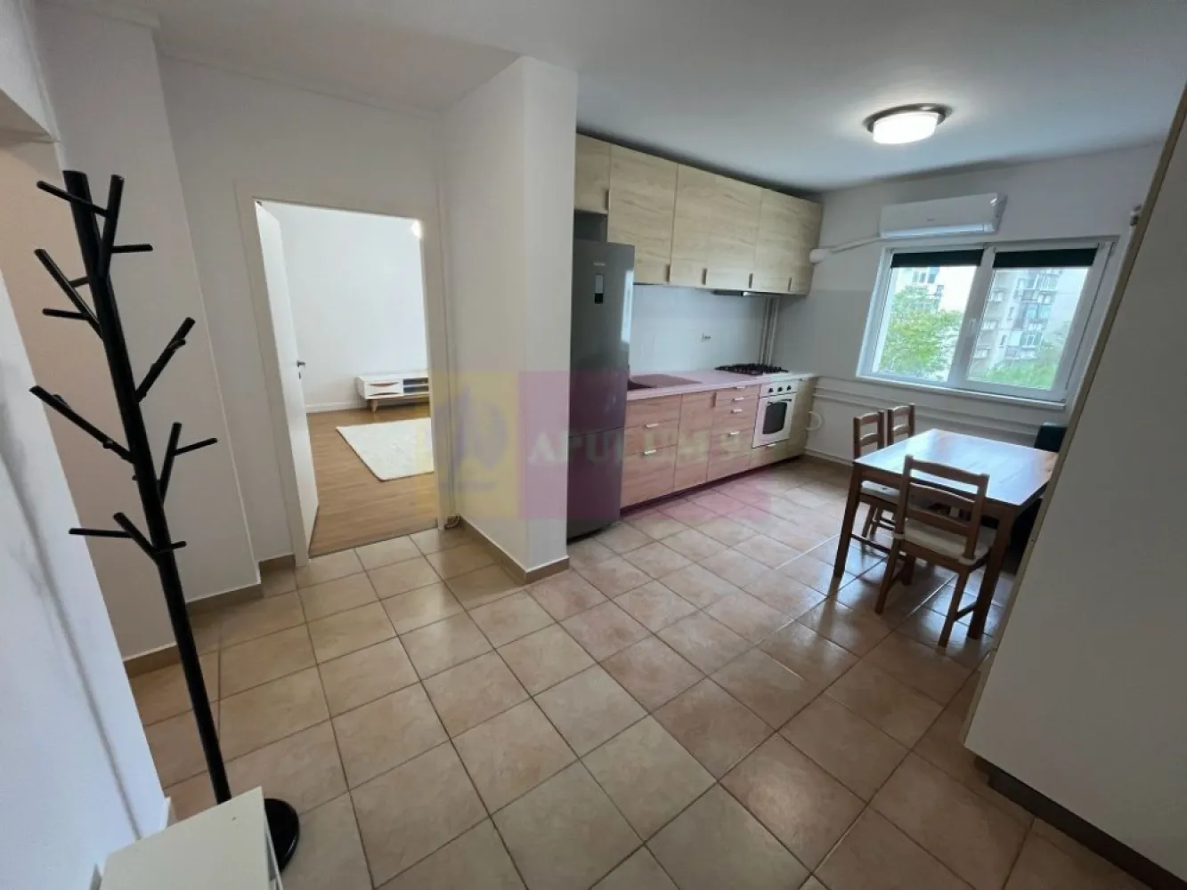 3 camere decomandat | Timpuri Noi – Nerva Traian - Unirii | Mobilat - Agentia Imobiliara Apulum 94, va ofera spre vanzare
Apartament de 3 camere decomandat, tip H, cunoscut pentru compartimentarea eficientă și echilibrată, ideal pentru familii.

Situat într-una dintre cele mai căutate zone din București – Timpuri Noi – Nerva Traian – Octavian Goga, cu acces rapid către Unirii.

Poziționat la etajul 5 din 8, într-un bloc solid construit în 1994, reabilitat termic. Imobilul a beneficiat de lucrări de eficientizare energetică, inclusiv schimbarea liftului și modernizarea iluminatului din spațiile comune. Acoperișul este refăcut.

Apartamentul are vedere pe două părți, oferind lumină naturală pe tot parcursul zilei. Compartimentarea tip H (cu zonă "de zi" și zonă "de noapte") permite o delimitare foarte bună a spațiilor, fiind potrivită pentru locuire în familie. 

Se vinde complet mobilat și utilat, exact ca în fotografii – gata de mutare sau potrivit pentru investiție. 

Zona este foarte verde, sunt copaci atat in fata blocului, cat si in spate.

Avantaje:
• Locație excelentă, la câteva minute de birourile Timpuri Noi Square
• Acces rapid către metrou, transport public și zone centrale
• Loc de parcare ADP în fața blocului (poate fi preluat)
• Bloc anvelopat, costuri reduse de întreținere
• Apartament liber, disponibil imediat
• Acte pregătite pentru vânzare