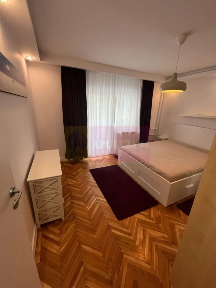 3 camere decomandat | Timpuri Noi – Nerva Traian - Unirii | Mobilat - Agentia Imobiliara Apulum 94, va ofera spre vanzare
Apartament de 3 camere decomandat, tip H, cunoscut pentru compartimentarea eficientă și echilibrată, ideal pentru familii.

Situat într-una dintre cele mai căutate zone din București – Timpuri Noi – Nerva Traian – Octavian Goga, cu acces rapid către Unirii.

Poziționat la etajul 5 din 8, într-un bloc solid construit în 1994, reabilitat termic. Imobilul a beneficiat de lucrări de eficientizare energetică, inclusiv schimbarea liftului și modernizarea iluminatului din spațiile comune. Acoperișul este refăcut.

Apartamentul are vedere pe două părți, oferind lumină naturală pe tot parcursul zilei. Compartimentarea tip H (cu zonă "de zi" și zonă "de noapte") permite o delimitare foarte bună a spațiilor, fiind potrivită pentru locuire în familie. 

Se vinde complet mobilat și utilat, exact ca în fotografii – gata de mutare sau potrivit pentru investiție. 

Zona este foarte verde, sunt copaci atat in fata blocului, cat si in spate.

Avantaje:
• Locație excelentă, la câteva minute de birourile Timpuri Noi Square
• Acces rapid către metrou, transport public și zone centrale
• Loc de parcare ADP în fața blocului (poate fi preluat)
• Bloc anvelopat, costuri reduse de întreținere
• Apartament liber, disponibil imediat
• Acte pregătite pentru vânzare