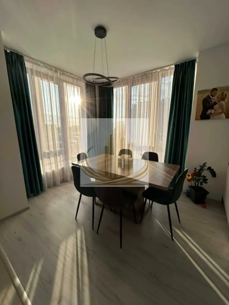 Apartament cu 2 camere, decomandat, 70 mp | Torontal | Investitie | - Grand Mobilis Imobiliare vă propune spre vânzare un apartament modern și foarte spațios, situat în zona Torontal, una dintre cele mai apreciate și bine conectate zone din nordul orașului.

Proprietatea se remarcă prin suprafața generoasă, compartimentarea inteligentă și luminozitatea excelentă, fiind ideală atât pentru locuit, cât și pentru investiție.

👉 Deși apartamentul este în prezent compartimentat ca un apartament cu 2 camere, spațiul generos al livingului permite transformarea facilă într-un apartament cu 3 camere, fără intervenții majore, datorită existenței unui geam și a unui calorifer suplimentar deja prevăzute în zonă.

📐 Detalii proprietate:
Suprafață utilă: 70 mp
Etaj într-un bloc modern prevăzut cu lift
Compartimentare eficientă și flexibilă
Zonă liniștită, cu acces facil către oraș

🏡 Compartimentare:
Hol de acces generos
Living foarte spațios cu bucătărie open-space (aprox. 44 mp)
Dormitor luminos
Baie mare cu geam pentru aerisire naturală

✔️ Posibilitate facilă de transformare în apartament cu 3 camere.

🌿 Facilități ale imobilului:
Parc privat cu acces securizat exclusiv pentru locatari
Spațiu dedicat pentru biciclete și cărucioare
Comunitate liniștită și bine întreținută
📍 Poziție excelentă:

Apartamentul este situat într-o zonă liniștită din nordul orașului, având în imediata apropiere:

Lidl
mijloace de transport în comun
sală de sport
creșă și grădiniță
restaurante și cafenele
acces rapid către principalele artere ale orașului și punctele de interes importante

👉 Zona Torontal este una dintre cele mai căutate zone rezidențiale din Timișoara, apreciată pentru liniște, accesibilitate și dezvoltarea modernă.

💼 Ideal pentru:

✔️ O familie care își dorește un apartament spațios, într-o zonă liniștită și bine conectată
✔️ Un cuplu care caută confort și posibilitate de recompartimentare
✔️ Investiție excelentă, datorită potențialului ridicat de închiriere din zonă și poziției foarte bune a proprietății

👉 Apartamentul poate reprezenta atât un cămin confortabil pentru o familie, cât și o oportunitate foarte bună de investiție, zona fiind extrem de apreciată și căutată pe piața chiriilor.

📞 Pentru mai multe informații și programarea unei vizionări, echipa Grand Mobilis Imobiliare vă stă la dispoziție!
ID Intern: CP3089644