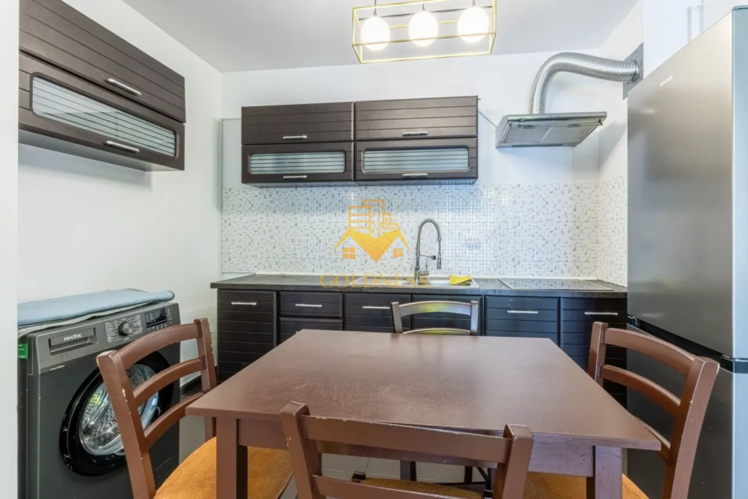 2 camere, modern, parcare, Buna ziua, zona Grand Hotel Italia, LIDL - GOLDNESS Imobiliare vă propune spre închiriere un apartament cu 2 camere complet mobilat și utilat, la etajul 8 într-un imobil de 10 etaje, în Cartierul Buna Ziua.
Dispune de loc de parcare!
Se află în apropierea stațiilor de transport în comun, magazine, restaurante, spații verzi, farmacii, etc. 

Apartamentul este compartimentat astfel:
 - dormitor cu pat matrimonial, dressing, noptiere
 - living cu bucatarie open space complet utilată, canapea extensibilă, loc de servit masa 
 - baie cu cada, calorifer port prosop și dulap pentru depozitare.
 - terasa de 10 mp.

Imobilul este dotat cu toate cele necesare- centrală proprie, mașină de spălat haine, frigider, plită electrică, hotă, etc. 

Dacă sunteți interesați de acest apartament și doriți să îl vizionați, dar și pentru alte oferte nu ezitați să ne contactați telefonic sau prin e-mail. Vă stăm la dispoziție!
Pentru intermediere se percepe un comision de 50% din prețul chiriei!