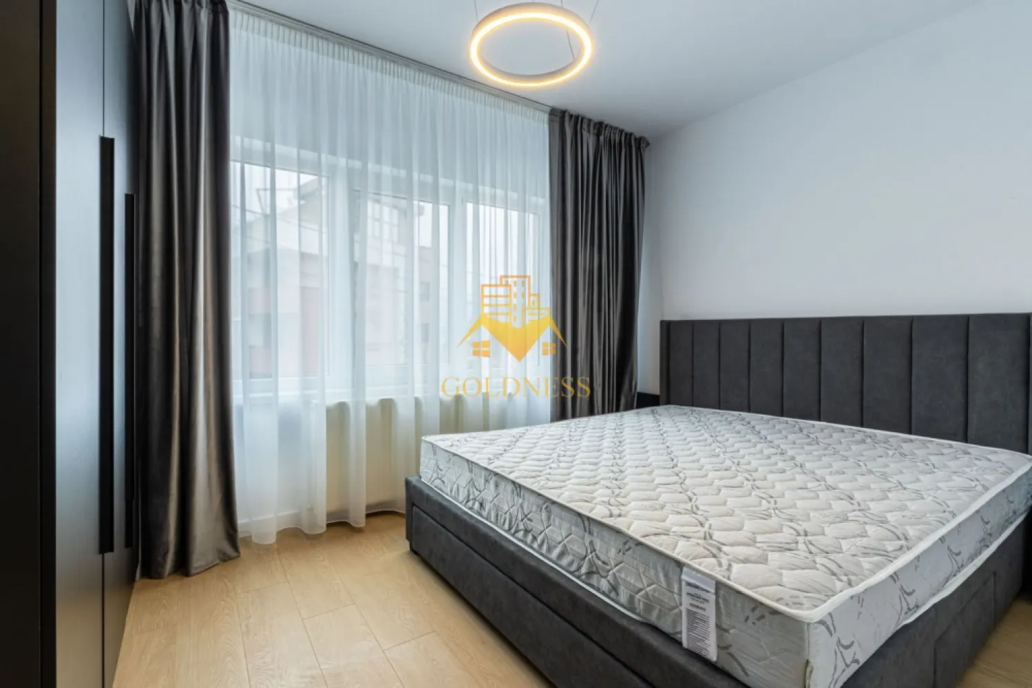 4 camere, parcare,AC, Zorilor zona Observatorului, Profi, Pet Friendly - GOLDNESS Imobiliare vă propune spre închiriere un apartament cu 4 camere complet mobilat și utilat, la etajul 1 într-un imobil de 4 etaje, în Cartierul Zorilor.
Dispune de loc de parcare!
Se află în apropierea stațiilor de transport în comun, magazine, restaurante, spații verzi, farmacii, etc. 

Apartamentul este compartimentat astfel:
 - dormitor care se mobileaza la cerere
 - dormitor cu pat matrimonial, dulap pentru haine
 - dormitor cu pat matrimonial, dulap pentru haine
 - living cu bucatarie open space complet utilată, canapea extensibilă, loc de servit masa 
 - baie cu cada, calorifer port prosop și dulap pentru depozitare.
 - baie de serviciu
 - terasa de 15 mp.

Imobilul este dotat cu toate cele necesare- centrală proprie, mașină de spălat haine, frigider, plită electrică, hotă, etc. 

Dacă sunteți interesați de acest apartament și doriți să îl vizionați, dar și pentru alte oferte nu ezitați să ne contactați telefonic sau prin e-mail. Vă stăm la dispoziție!

Pentru intermediere se percepe un comision de 50% din prețul chiriei!