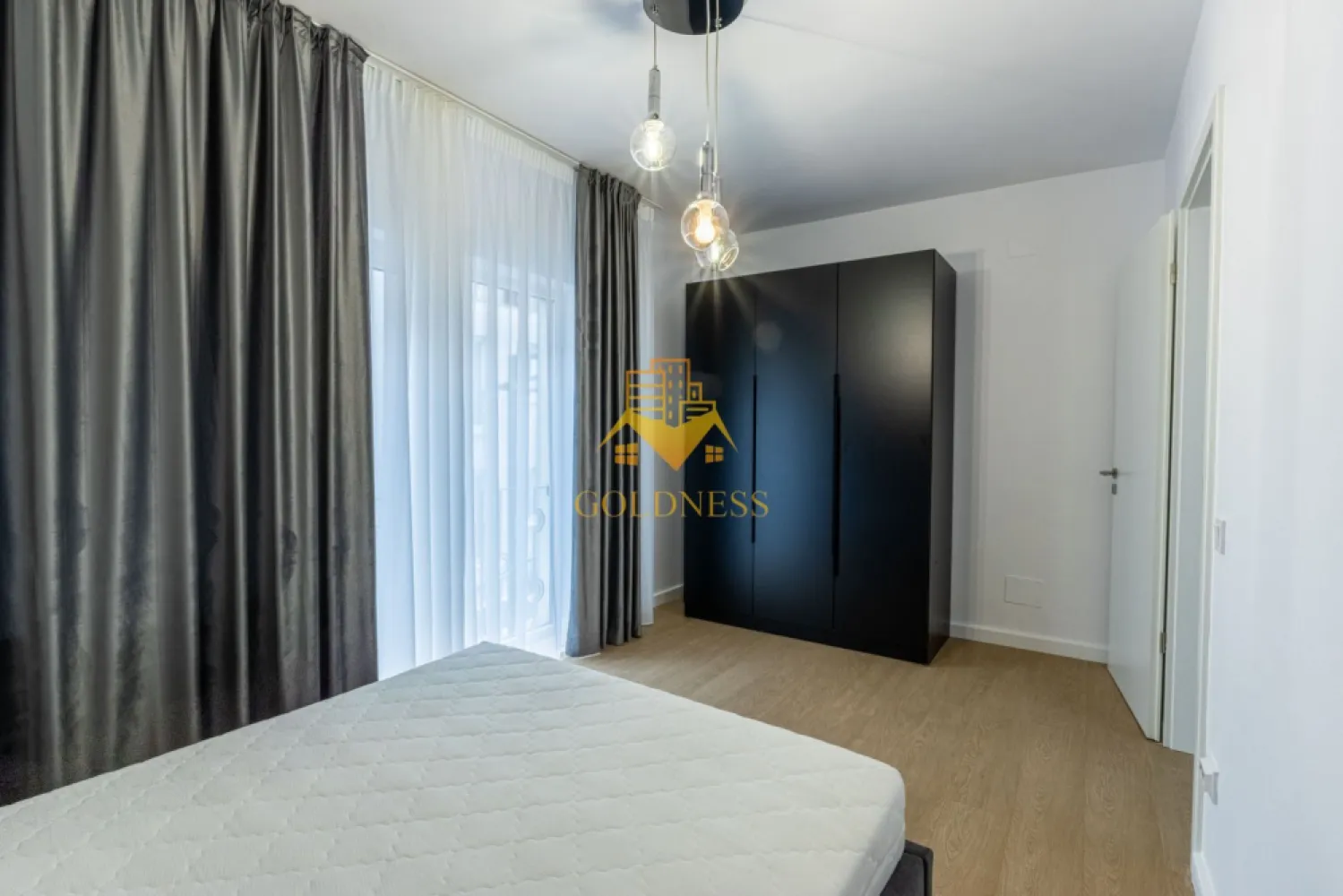 4 camere, parcare,AC, Zorilor zona Observatorului, Profi, Pet Friendly - GOLDNESS Imobiliare vă propune spre închiriere un apartament cu 4 camere complet mobilat și utilat, la etajul 1 într-un imobil de 4 etaje, în Cartierul Zorilor.
Dispune de loc de parcare!
Se află în apropierea stațiilor de transport în comun, magazine, restaurante, spații verzi, farmacii, etc. 

Apartamentul este compartimentat astfel:
 - dormitor care se mobileaza la cerere
 - dormitor cu pat matrimonial, dulap pentru haine
 - dormitor cu pat matrimonial, dulap pentru haine
 - living cu bucatarie open space complet utilată, canapea extensibilă, loc de servit masa 
 - baie cu cada, calorifer port prosop și dulap pentru depozitare.
 - baie de serviciu
 - terasa de 15 mp.

Imobilul este dotat cu toate cele necesare- centrală proprie, mașină de spălat haine, frigider, plită electrică, hotă, etc. 

Dacă sunteți interesați de acest apartament și doriți să îl vizionați, dar și pentru alte oferte nu ezitați să ne contactați telefonic sau prin e-mail. Vă stăm la dispoziție!

Pentru intermediere se percepe un comision de 50% din prețul chiriei!
