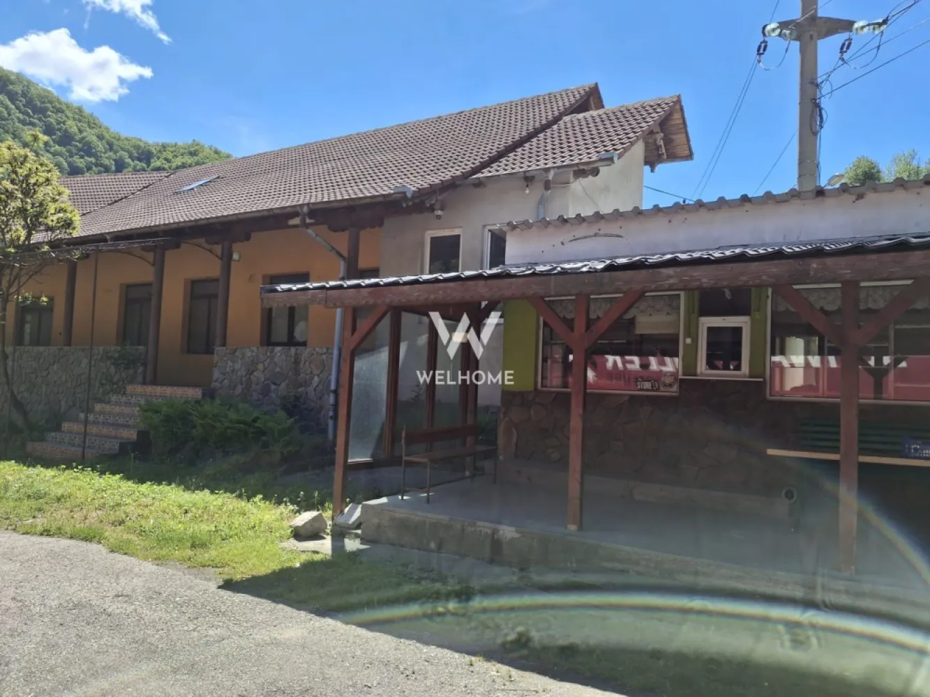 Restaurant-Pensiune de vanzare, Raul Vadului, Sibiu, Valea Oltului - Se oferă spre vânzare proprietate cu destinație restaurant și pensiune, amplasată într-o zonă superbă de pe Valea Oltului, la granița dintre județele Sibiu și Vâlcea, în localitatea La Râul Vadului. Proprietatea beneficiază de poziționare excelentă, la doar 8 metri de drumul principal, într-o zonă cu trafic rutier intens și peisaje naturale spectaculoase.

Detalii proprietate:
 -Suprafață utilă: 540 mp
 -Suprafață teren: 1200 mp
 -Construcție din cărămidă
 -Compartimentări etaj realizate din BCA
 -Posibilitate de extindere – placă turnată pentru încă un nivel
Compartimentare și facilități:
-Parter – Restaurant complet funcțional:
Sală de mese spațioasă
Bucătărie mare
Spații compartimentate conform cerințelor legale
3 pivnițe foarte mari pentru depozitare
Puț propriu de apă
-Etaj – Destinație cazare:
Spațiu destinat pensiunii
Etaj nefinalizat, ideal pentru personalizare după propriul concept
Dotări:
-Geamuri termopan
-Izolație exterioară cu polistiren de 5 cm
-2 contoare electrice:
monofazic
trifazic
 Chioșc funcțional din cărămidă amplasat lângă clădire
2 terase:
terasă de 45 mp
terasă de 12 mp
 Avantajele zonei:
Poziționare excelentă pe Valea Oltului
Zonă cu trafic auto intens – ideală pentru restaurant, pensiune sau complex turistic
Acces facil și vizibilitate foarte bună
Cadru natural deosebit:
aer curat
păduri și munți în apropiere
liniște și peisaje spectaculoase
Potențial turistic ridicat datorită amplasării între Sibiu și Vâlcea
Ideal pentru:
Restaurant
Pensiune
Motel
Centru turistic
Afacere de familie
Investiție în turism

Proprietatea oferă un potențial excelent de dezvoltare într-una dintre cele mai frumoase și circulate zone din România.

Pentru mai multe detalii și vizionare, contactați telefonic.