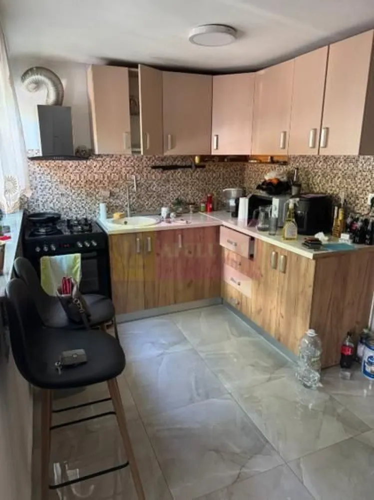 Vila 134 mp + 100mp teren, zona Metrou Piata Sudului - SUN PLAZA - Vă propunem spre vanzare vila individuală, 5 camere 2004 renovata 2012, perfectă atât pentru locuit cât și pentru dezvoltare imobiliară. Caracteristici: -suprafața teren 234 mp -amprenta casă 134 mp -teren liber 100mp. Compartimentare: -parter 4 camere -mansarda 1 cameră -2 bai -beci -loc de parcare în curte. Casa este în stare foarte bună de locuit, ideală pentru personalizare sau renovare după gust. Suprafața totală construită este de 170 mp. Se prefera plata cash.
Avantajele zonei: Proximitate față de Mall Sun Plazza, Piata Sudului - Metrou M2, acces rapid la servicii medicale de calitate, fiind ideal pentru familiile cu copii. Acces excelent la transport: multiple linii STB. Centre comerciale și piețe: Piața Sudului și Sun Plaza Shopping Center în imediata apropiere, oferind acces la supermarketuri, restaurante, magazine și zone de recreere. Instituții educaționale: Școli și grădinițe bine cotate la mică distanță, facilitând accesul copiilor la educație de calitate. Parcuri și zone verzi: Parcul Tineretului Oraselul și Lumea Copiilor la o distanță scurtă, ideale pentru plimbări în aer liber și activități recreative. 
Cartier sigur și bine întreținut, ideal pentru familii, cu acces rapid la centrele de interes urban, dar și liniște și siguranță. Oportunitate excelentă pentru cei care doresc un stil de viață activ, dar și liniștit, în mijlocul unui cartier verde și bine conectat.
Proprietatea este disponibila imediat.
Comision agentie 3% + tva din pretul de vanzare.