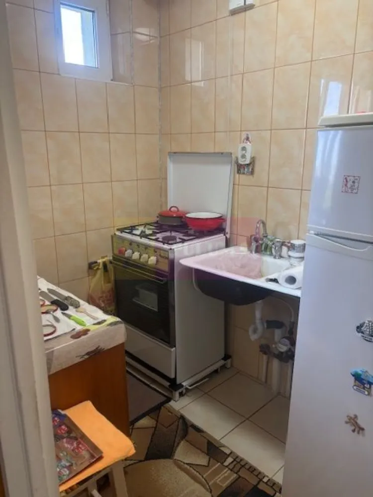Garsoniera Titan- Policlinica. - Compania imobiliara Apulum 94 va propune o garsoniera situata in zona Titan, in apropiere de policlinica, pe o strada cu multa verdeata si aerisita. 
Blocul este de garsoniere,, reabilitat, curat si civilizat. 
Garsoniera este la etajul 6 si are o vedere deschisa neobturata de alta constructie. 
Interiorul are gresie, faianta, parchet, termopan. 
Pentru vizionare si alte detalii nu ezitati sa ma contactati pe nr 0733683446- Laura Ionescu.