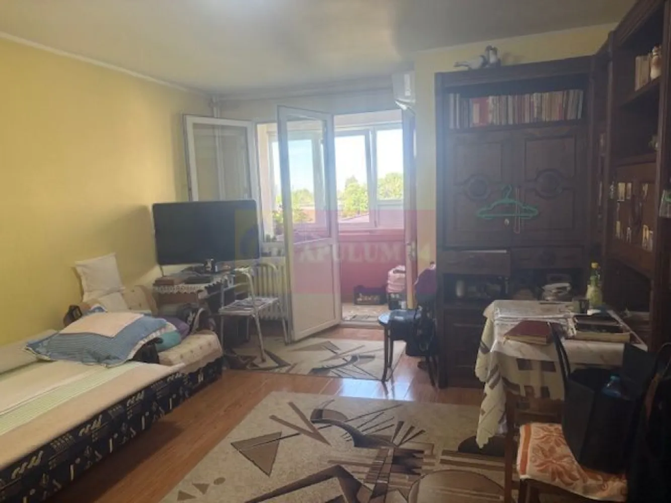 Garsoniera Titan- Policlinica. - Compania imobiliara Apulum 94 va propune o garsoniera situata in zona Titan, in apropiere de policlinica, pe o strada cu multa verdeata si aerisita. 
Blocul este de garsoniere,, reabilitat, curat si civilizat. 
Garsoniera este la etajul 6 si are o vedere deschisa neobturata de alta constructie. 
Interiorul are gresie, faianta, parchet, termopan. 
Pentru vizionare si alte detalii nu ezitati sa ma contactati pe nr 0733683446- Laura Ionescu.