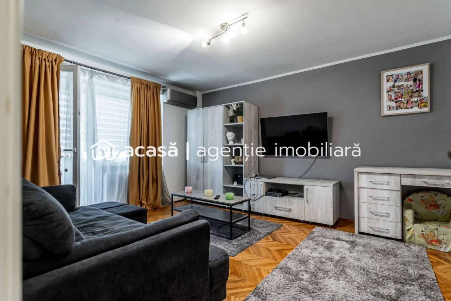 Apartament mobilat pe strada Corneliu Coposu, 0% COMISION - Există proprietăți care își confirmă valoarea prin detalii strategice, iar acest apartament este un exemplu elocvent de echilibru între funcționalitate și poziționare premium. Situată pe strada Corneliu Coposu, într-un punct cardinal al centrului Aradului, această reședință se adresează celor care prețuiesc timpul și calitatea vieții urbane.

Configurație și dotări interioare:
Apartamentul, cu o suprafață construită de 75 mp, este situat la etajul 3 al unui imobil cu 4 niveluri – considerat etajul ideal din punct de vedere al eficienței termice și al perspectivei asupra zonei. Interiorul este complet decomandat, oferind o intimitate superioară și o circulație fluidă între camere.

Zona de zi și noapte: Finisajele moderne și mobilierul ales cu grijă creează un ambient primitor, proprietatea vânzându-se complet mobilată și utilată.

Funcționalitate: Bucătăria este închisă, oferind un spațiu de gătit separat și bine ventilat.

Confort climateric: Locuința dispune de centrală termică proprie pe gaz și sistem de aer condiționat, asigurând un control absolut al temperaturii interioare.

Localizare și facilități urbane:
Poziționarea este, fără îndoială, cel mai puternic atu al acestei proprietăți. Situat în imediata apropiere a Consiliului Județean, a Bazinului Amefa și a Lacului Pădurice, apartamentul vă plasează în centrul activității urbane, având la îndemână tot ce este esențial:

Puncte de reper: La câțiva pași de Catedrala Ortodoxă, un simbol al orașului.

Cumpărături și Servicii: Acces facil și rapid către punctele comerciale, precum și proximitate față de stația de alimentare cu combustibil.

Mobilitate: Conectivitate excelentă prin rețeaua de transport în comun, stația de tramvai fiind situată în imediata vecinătate, facilitând deplasarea rapidă spre orice zonă a orașului.

Detalii Achiziție:
Proprietatea reprezintă o alegere strategică atât pentru o reședință personală de prestigiu, cât și pentru o investiție sigură pe termen lung, datorită cererii constante de închiriere în această zonă.

Preț de vânzare: 85.900€

Pentru detalii și programarea unei vizionări:
Jasmina Uglesits - 0740814770 Consultant imobiliar - Agenția ACASĂ Arad

Nu dispui de toată suma? Te ajutăm noi gratuit! Îți obținem oferte de la 16 bănci.

Ai o proprietate de vânzare în Arad și vrei să știi cât valorează cu adevărat?
Sună-mă pentru o evaluare gratuită, fără obligații.

Birou: ACASĂ | Agenție imobiliară Arad
Bulevardul Decebal 2, Arad 310133