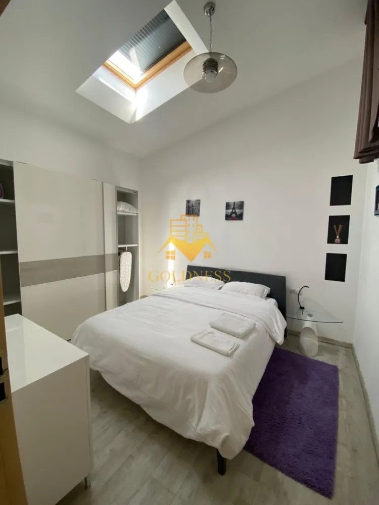 2 camere, parcare, AC, Centru, Piata Muzeului, MEMO, Piata Unirii - GOLDNESS Imobiliare vă propune spre închiriere un apartament cu 2 camere open-space complet mobilat și utilat, la etajul 3 într-un imobil de 3 etaje, cu lift, în zona ultracentrala, la 15 min de UMF, 5 minute de Piata Unirii si 2 minute de Piata Muzeului.
GARANȚIE: se percep 2 garanții, cu posibilitatea plății eșalonat.

Loc de parcare privat in curtea interioara cu 50euro pe luna.
 Apartamentul este compartimentat astfel:
 - dormitor cu pat matrimonial, dressing, noptiere, birou.
 - living cu bucatarie open-space complet utilată si mobilata, canapea extensibla, loc de servit masa 
 - baie cu dus walk-in, calorifer port prosop inox și dulap pentru depozitare.

Imobilul este dotat cu toate cele necesare- Centrala pe bloc - contorizare individuala pe apartament, mașină de spălat haine, frigider, plită , hotă, smart TV, AC, etc. 
Se află în apropierea stațiilor de transport în comun, magazine, restaurante, spații verzi, farmacii, etc. 

Dacă sunteți interesați de acest apartament și doriți să îl vizionați, dar și pentru alte oferte sau detalii nu ezitați să ne contactați telefonic sau prin e-mail - goldnessimobiliare@gmail.com. Vă stăm la dispoziție!
Pentru intermediere se percepe un comision de 50% din prețul chiriei!